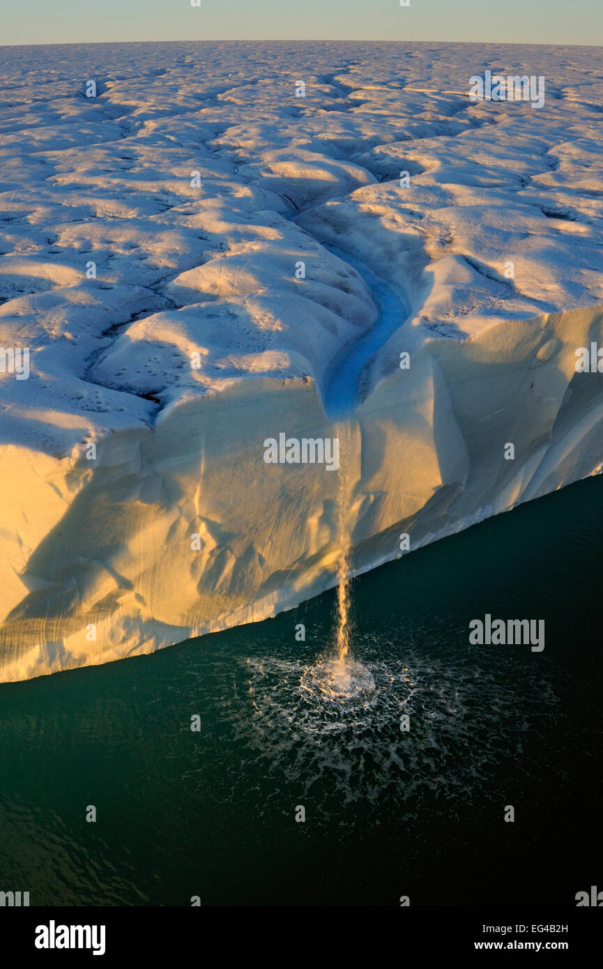 Cascata di scogliere di ghiaccio ghiaccio polare cap. Austfonna calotta glaciale polare artico Svalbard. Agosto 2011. Highly commended in GDT concorrenza 2013 Foto Stock