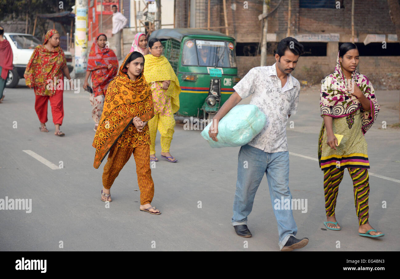 Dacca in Bangladesh. Xvi Feb, 2015. Pendolari a piedi su una strada durante il blocco in corso chiamato dal Bangladesh Partito Nazionalista (BNP)-led alliance a Dhaka, nel Bangladesh, Feb 16, 2015. Migliaia di sostenitori del bangladese partito hanno marciato su lunedì verso l ex primo ministro Khaleda Zia di ufficio, chiedendo la fine per la sua opposizione di Alleanza Nazionale blocco di trasporto. Credito: Shariful Islam/Xinhua/Alamy Live News Foto Stock