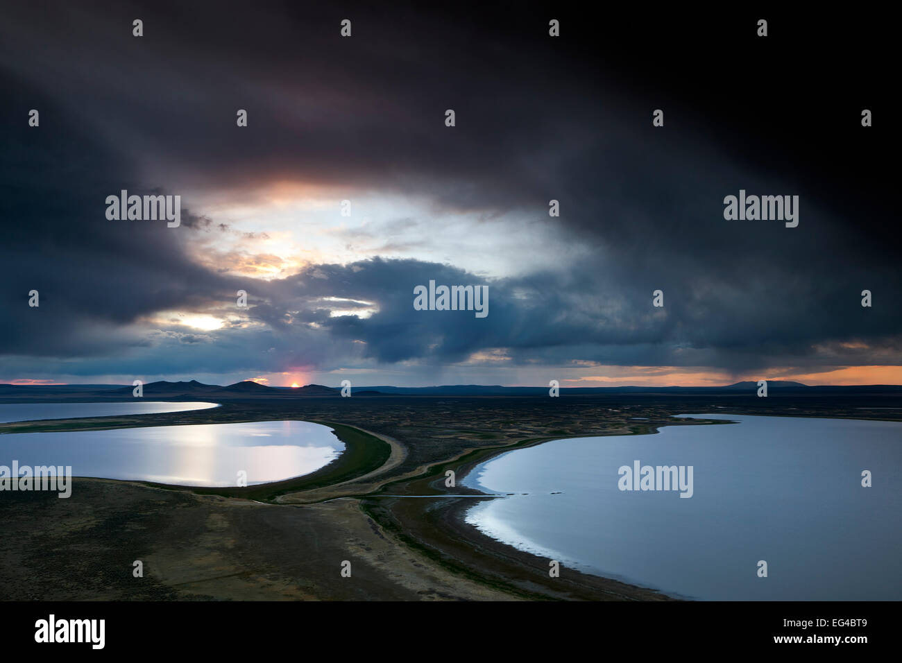 Vista sui laghi di Campbell nuvole temporalesche al tramonto visto Walker Valley si affacciano nella Hart Mountain National Antelope rifugio Oregon USA Maggio 2013. Foto Stock
