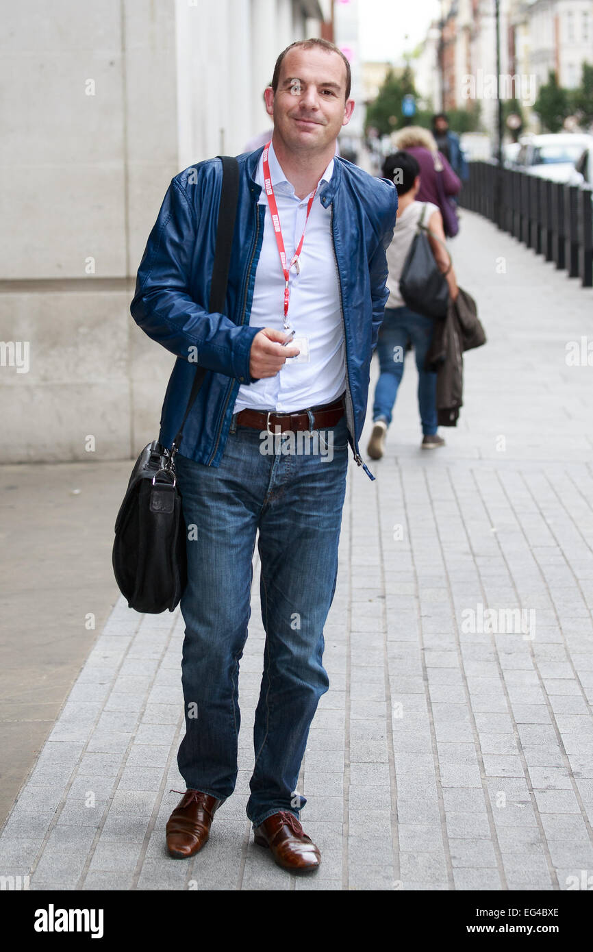 Martin Lewis lasciando la BBC Radio studios con: Martin Lewis dove: Londra, Regno Unito quando: 14 Ago 2014 Foto Stock