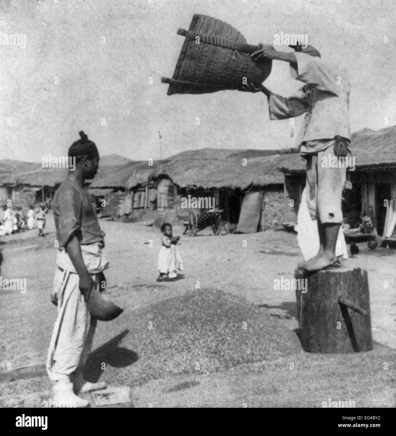 Vita primitiva nel 'Eremita unito" - la sbramatura orzo nelle strade di Chemulpo, Corea 1904 Foto Stock