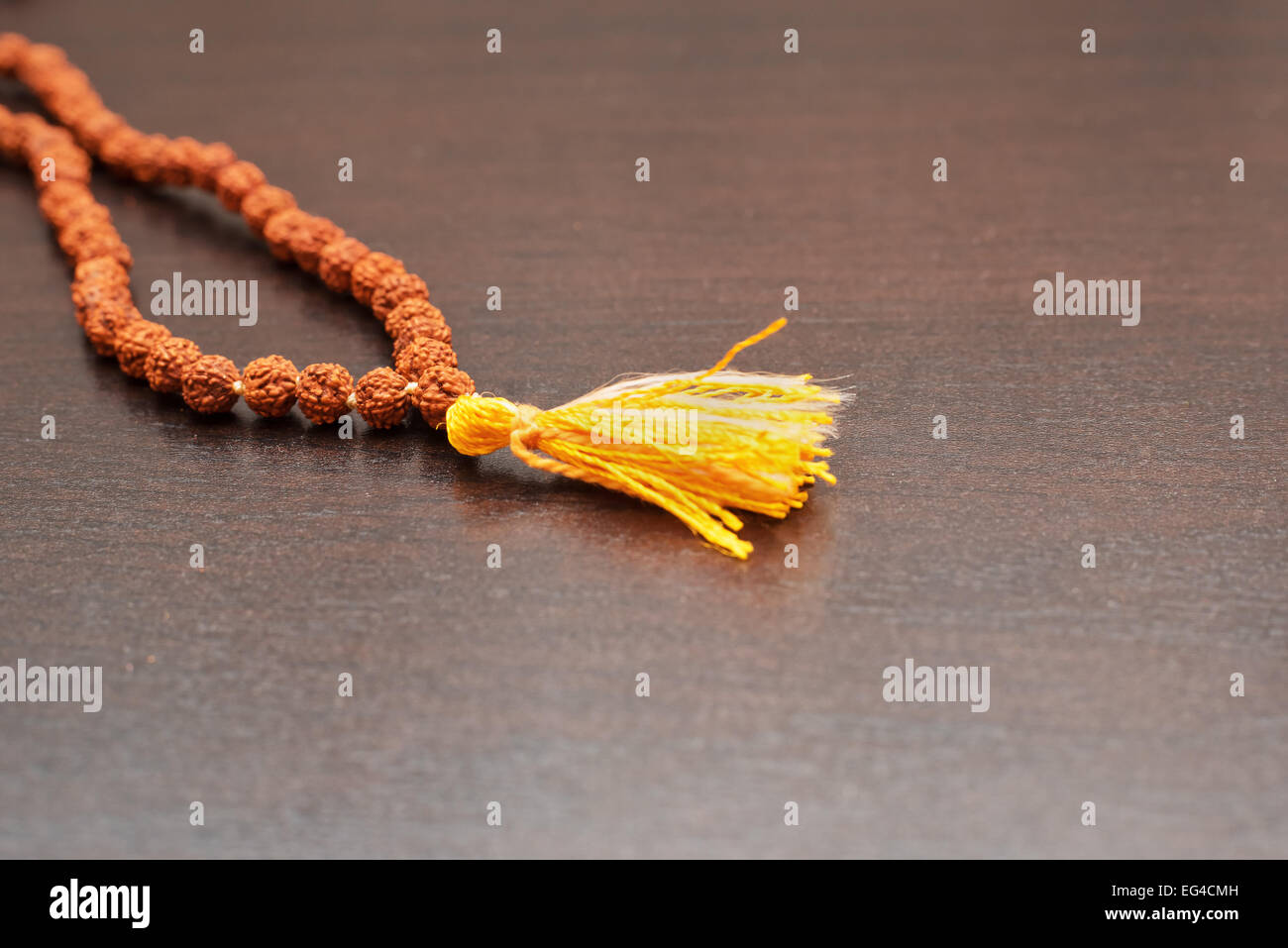 Japa mala sul tavolo. Preghiera talloni realizzati dai semi dell'albero rudraksha Foto Stock