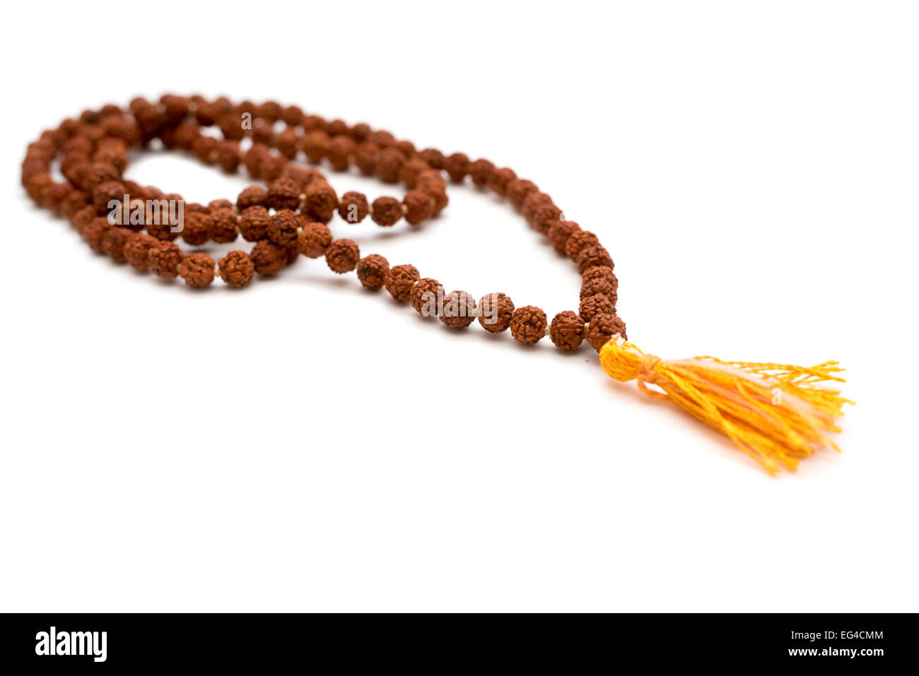 Japa mala. Preghiera talloni realizzati dai semi di rudraksha tree. Isolato su sfondo bianco Foto Stock