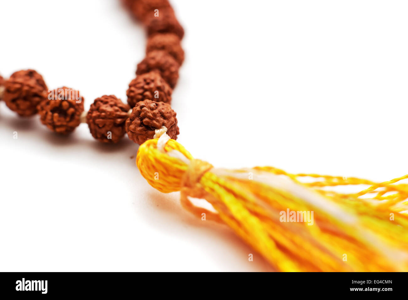 Japa mala. Preghiera talloni realizzati dai semi di rudraksha tree. Isolato su sfondo bianco Foto Stock