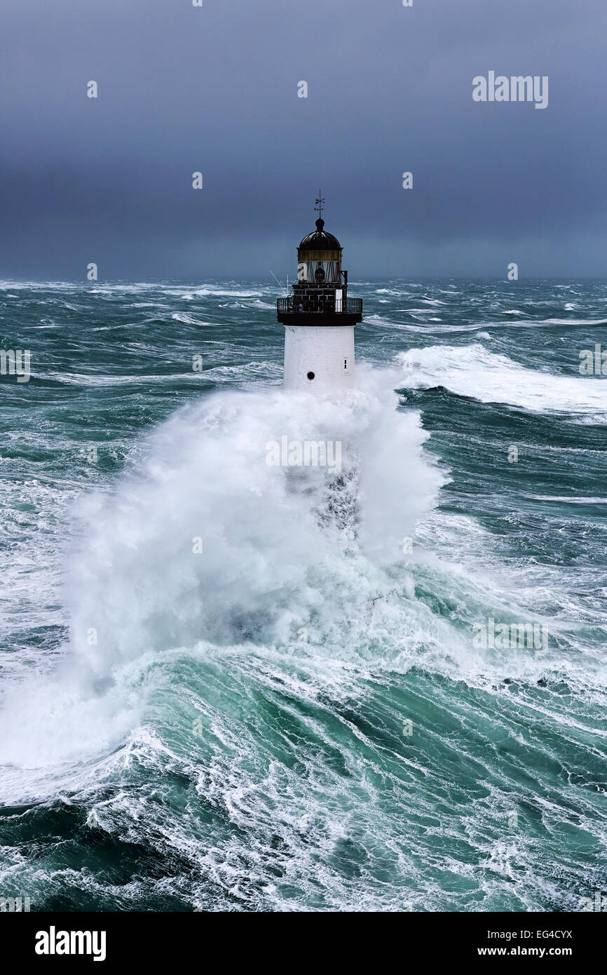 Mare mosso a d'Ar-Men faro durante la tempesta 'Ruth' Ile de Sein Armorique Parco Regionale. Iles du Ponant Finistere Bretagna Francia Iroise Mare. 8 febbraio 2014. Francia Bretagne Finistere Mer d'Iroise Iles du Ponant Parc Naturel Regional d'Armorique Ile Foto Stock