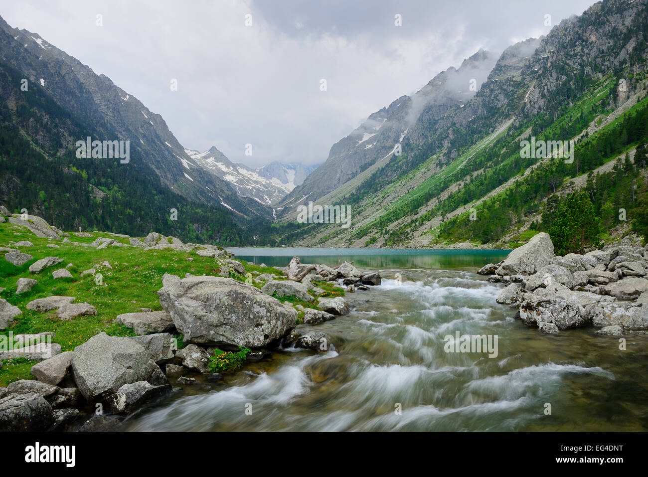 Fiume che scorre Lac de Gaube Parco Nazionale dei Pirenei Hautes Pirenei Francia luglio 2013. Foto Stock