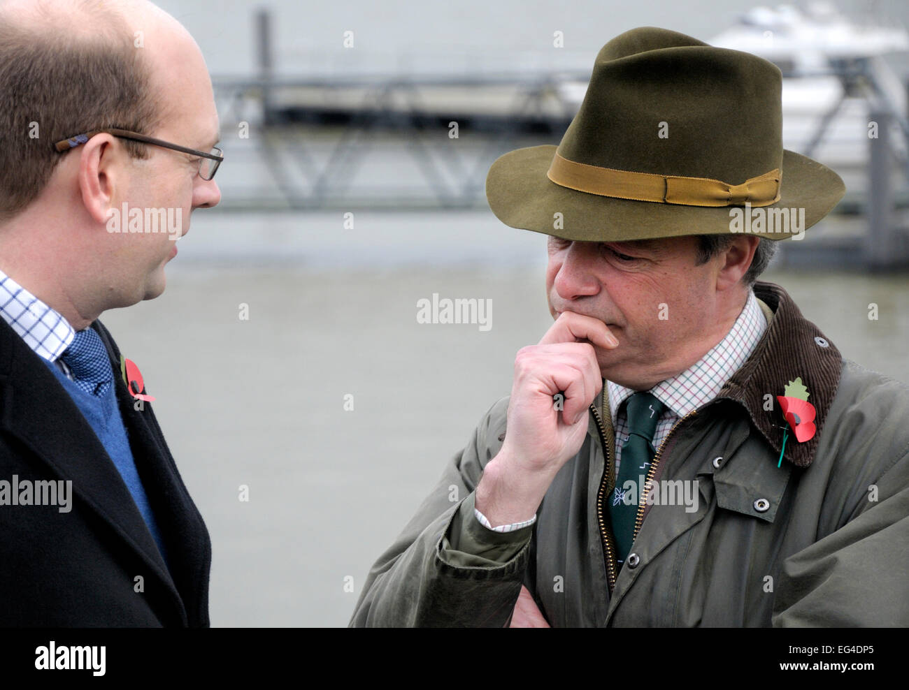 Contrassegnare temerario e Nigel Farage di UKIP parlando in Rochester dal fiume Medway Foto Stock
