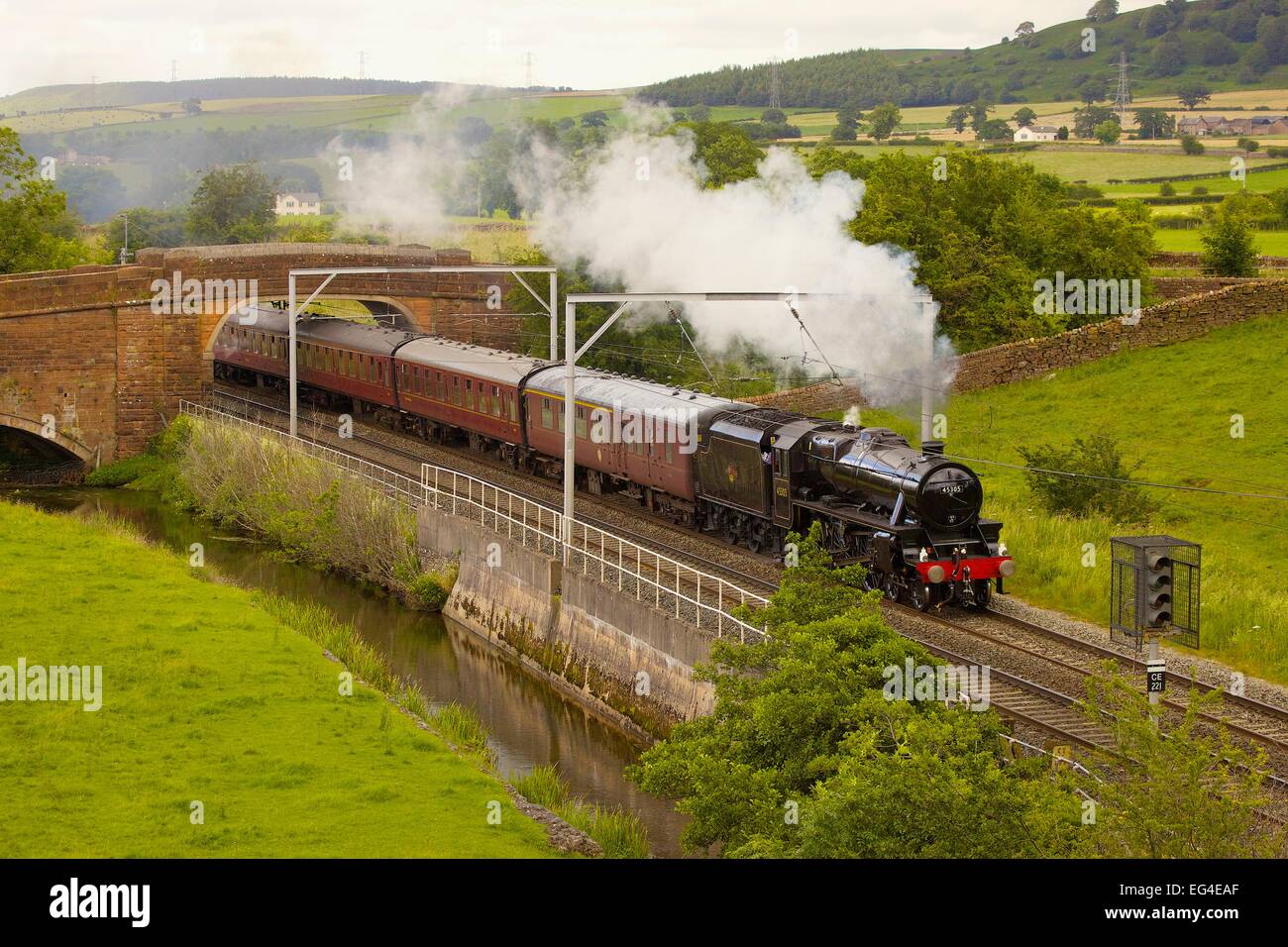 LMS Stanier Class 5 4-6-0 45305 treno a vapore. Kitchenhill Penrith West Coast Main Line Cumbria Inghilterra England Regno Unito Foto Stock