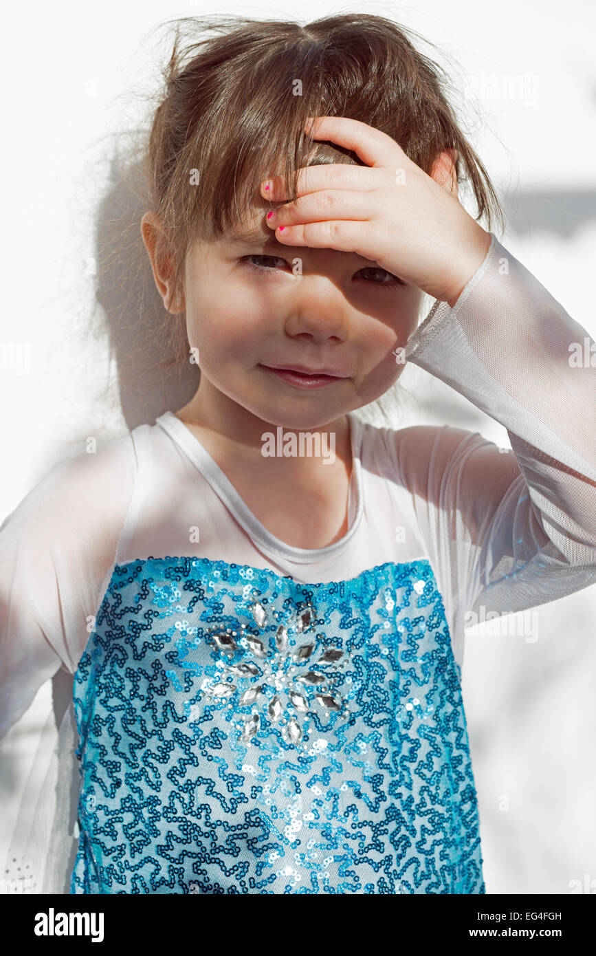 2 anno vecchia ragazza ombreggiatura i suoi occhi dalla luce solare Foto Stock