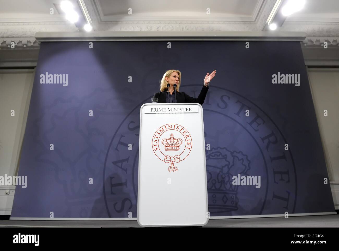 Copenhagen, Danimarca. Il 16 febbraio, 2015. Il primo ministro Helle THORNING-SCHMIDT parla al Staatsministeriet, a Copenhagen, in Danimarca, il 16 febbraio 2015 alla stampa. La polizia danese ha arrestato due uomini su un sospetto di aiutare il pistolero che ha effettuato riprese attacchi a Copenaghen, gli investigatori detto. Foto: Britta Pedersen/dpa/Alamy Live News Foto Stock