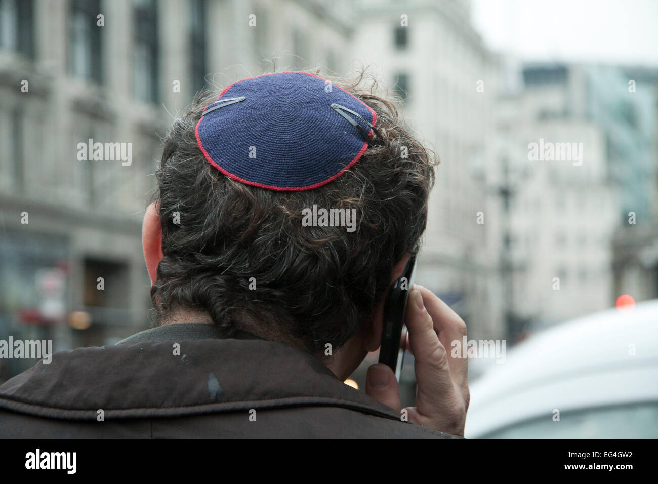 Londra, Regno Unito. Il 16 febbraio, 2015. Un uomo con un cranio ebraica cap passeggiate a Londra con il sorgere di antisemitismo nella scia di Parigi e Copenhagen attacchi contro obiettivi ebraici Credito: amer ghazzal/Alamy Live News Foto Stock