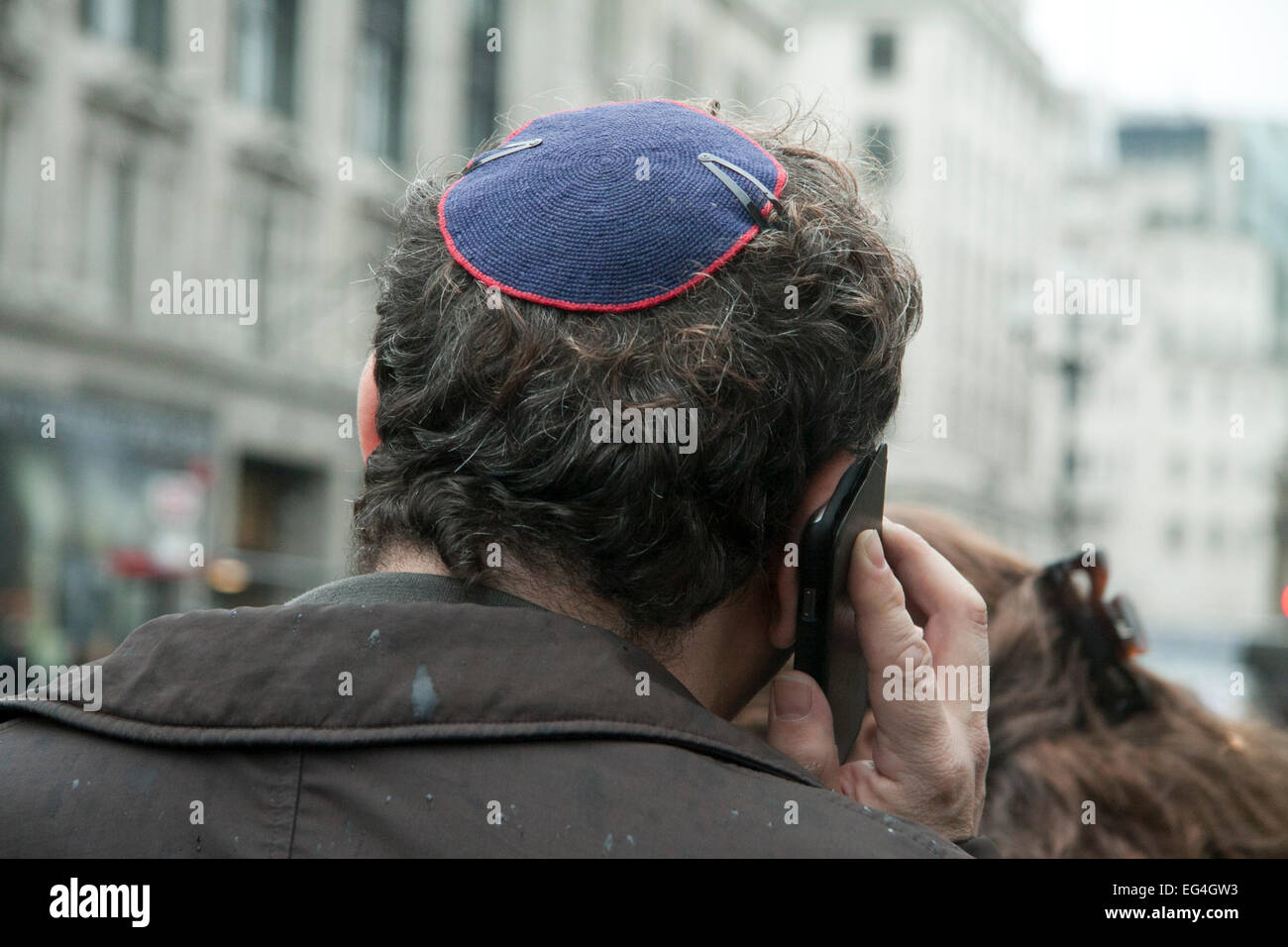 Londra, Regno Unito. Il 16 febbraio, 2015. Un uomo con un cranio ebraica cap passeggiate a Londra con il sorgere di antisemitismo nella scia di Parigi e Copenhagen attacchi contro obiettivi ebraici Credito: amer ghazzal/Alamy Live News Foto Stock
