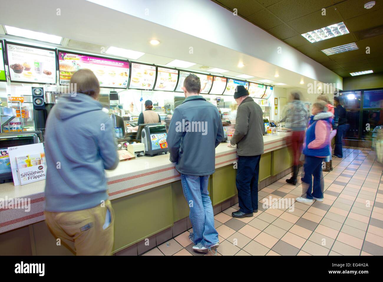 I clienti al bancone. Ristorante McDonalds interni. Foto Stock