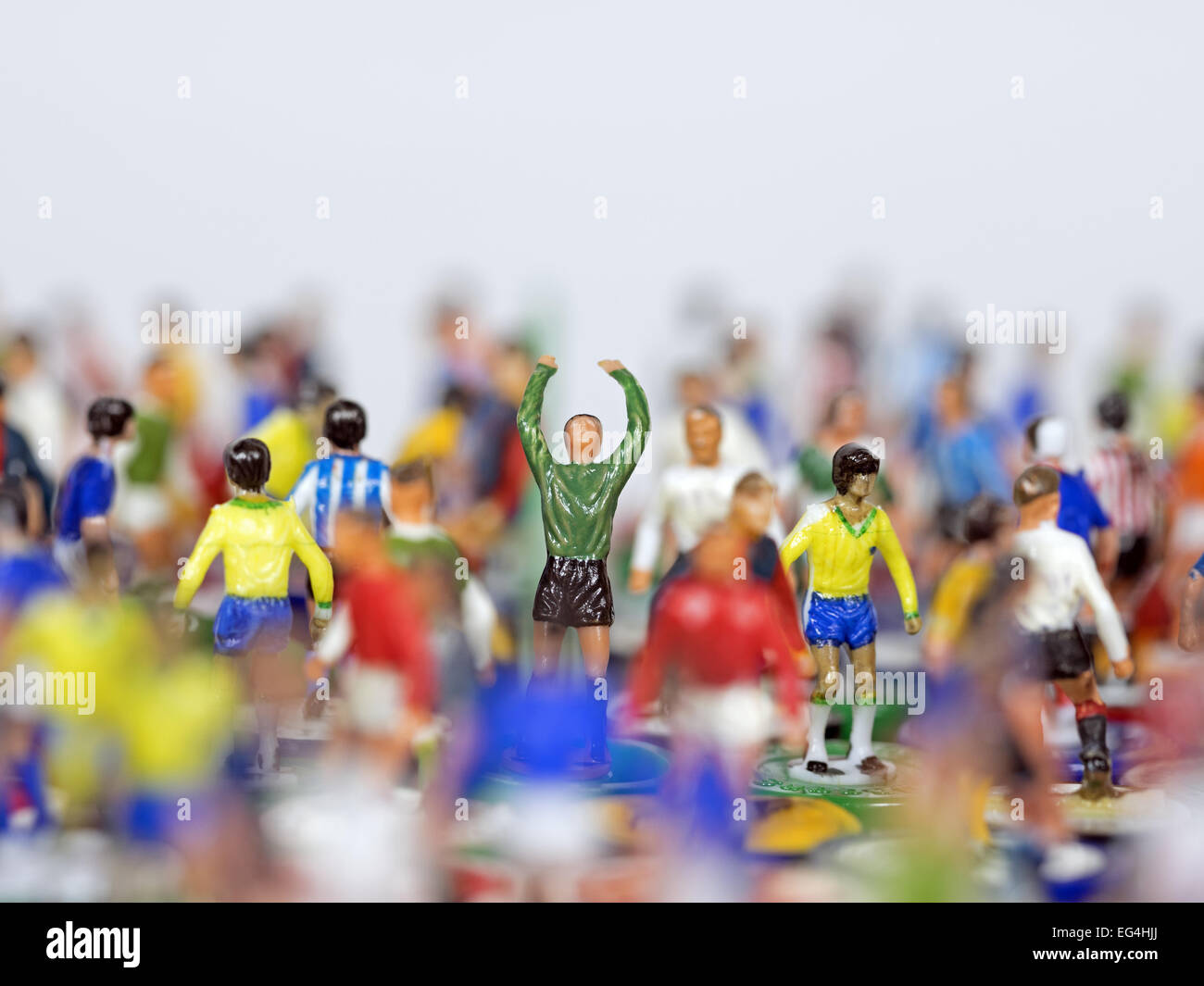 In piedi fuori dalla folla - Subbuteo® portiere circondato da giocatori provenienti da diversi team Foto Stock