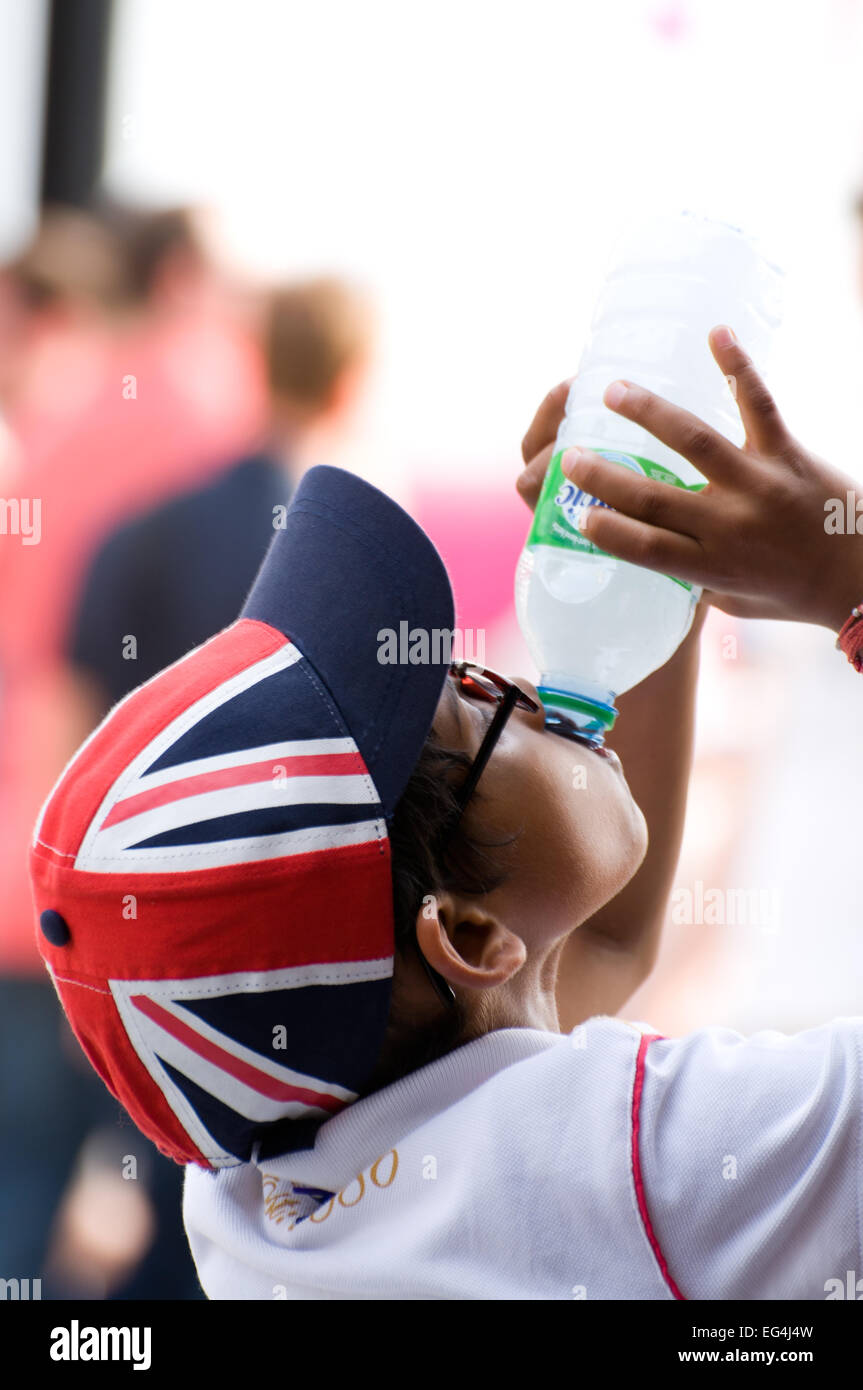 Giovane britannico sostenitore acqua potabile al Parco Olimpico, 2012 Giochi, Londra, Inghilterra Foto Stock