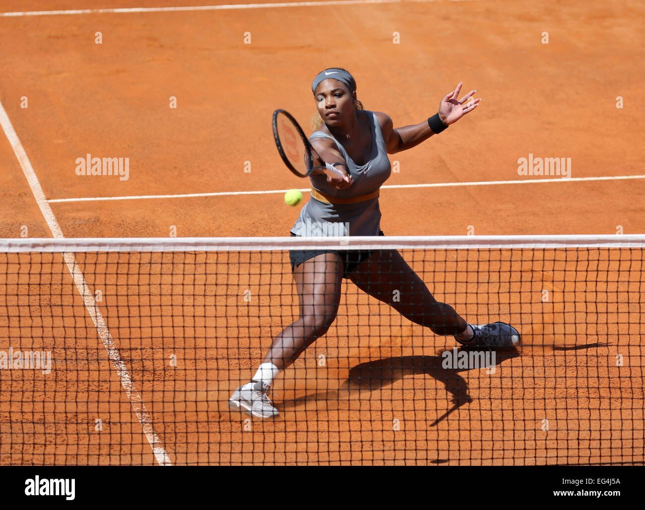 Italia, Roma : Serena Williams di noi restituisce la sfera durante il suo WTA Roma il Tennis Masters finale contro Sara ERRANI di Italia Foto Stock