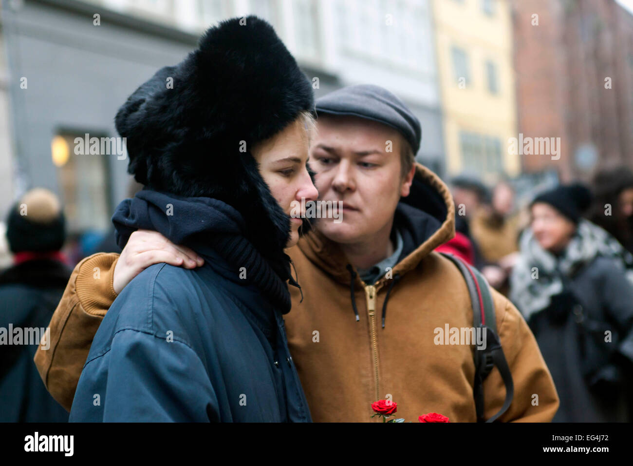 Copenhagen, Danimarca. Il 16 febbraio, 2015. Un toccato profondamente matura che mostra il loro rispetto per la assassinato Dan Uzan presso la sinagoga ebraica in Krystalgade in Copenhagen. Essi hanno spiegato a questo reporter che sapevano che il sig. Uzan ben Credito: OJPHOTOS/Alamy Live News Foto Stock