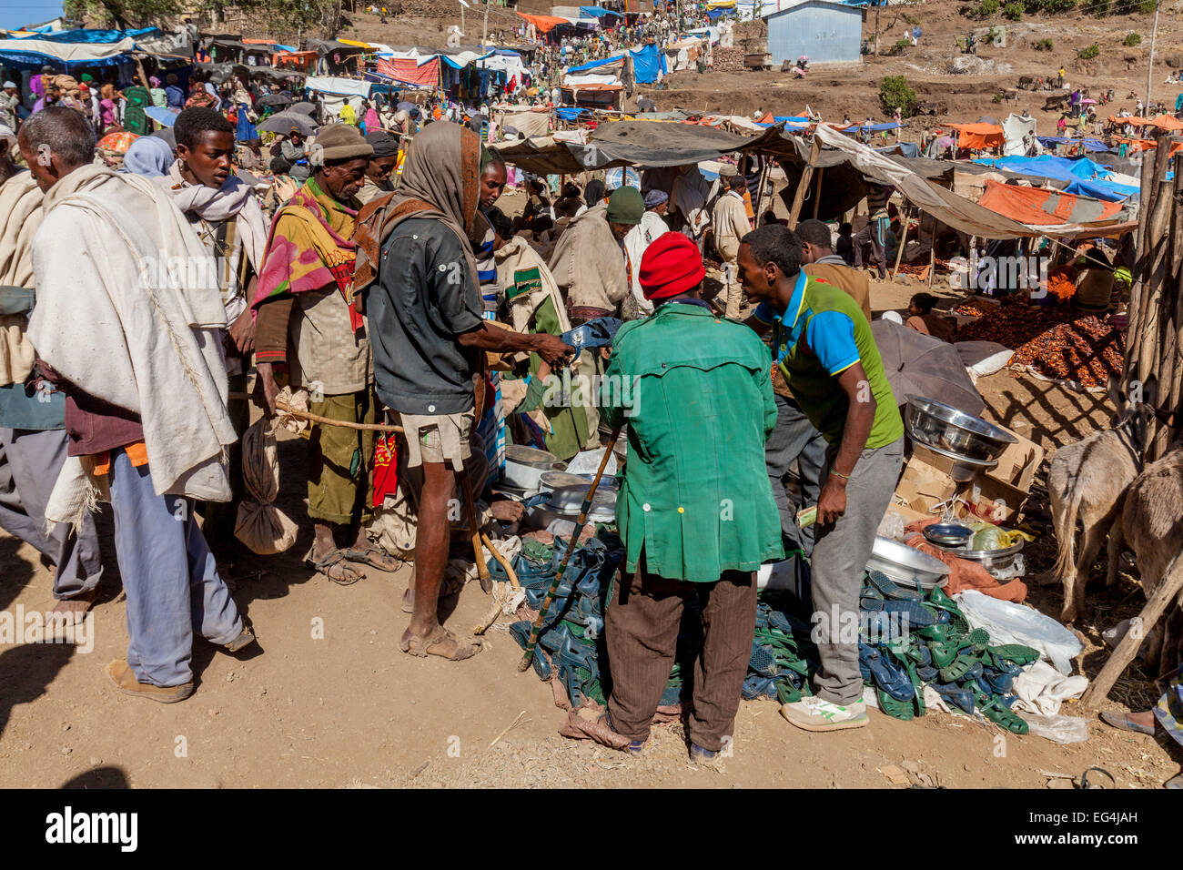 L'uomo Vendita scarpe riciclato, il Mercato del Sabato In Lalibela, Etiopia Foto Stock