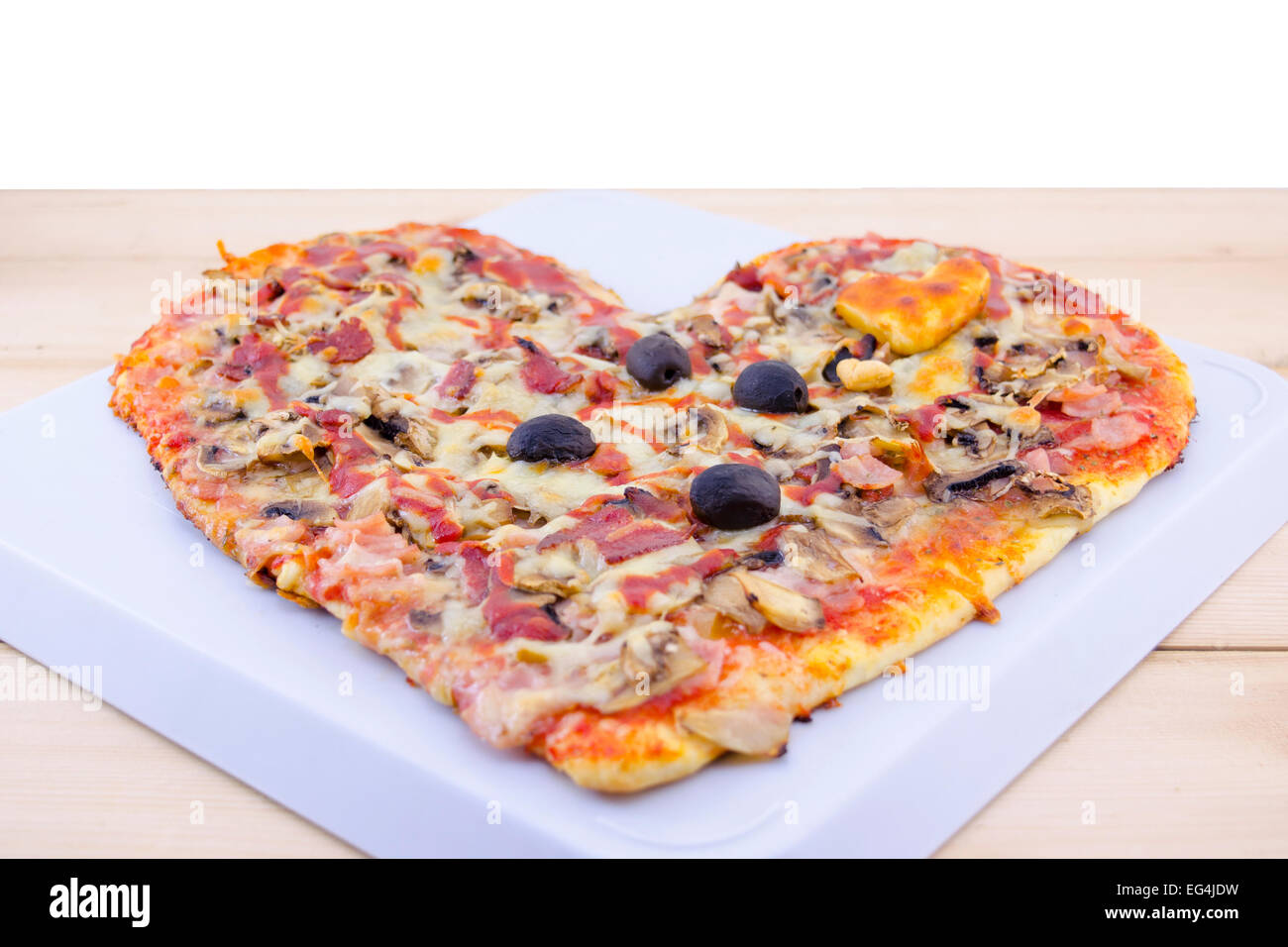 A forma di cuore sulla pizza una piastra Foto Stock