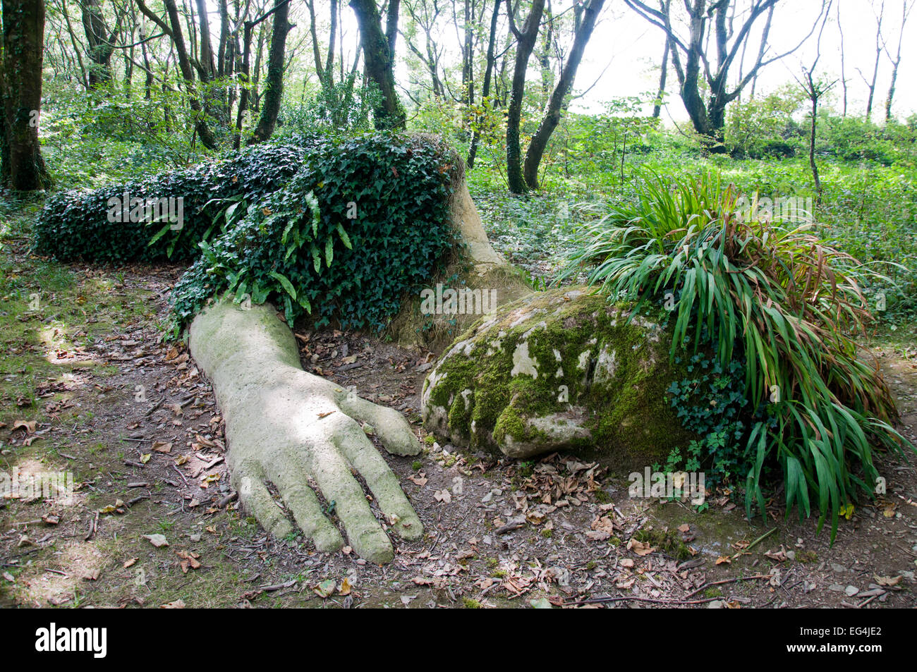 Cameriera di fango grassy arte di installazione da Sue e Pete collina in Lost Gardens of Heligan, Cornwall, Inghilterra Foto Stock