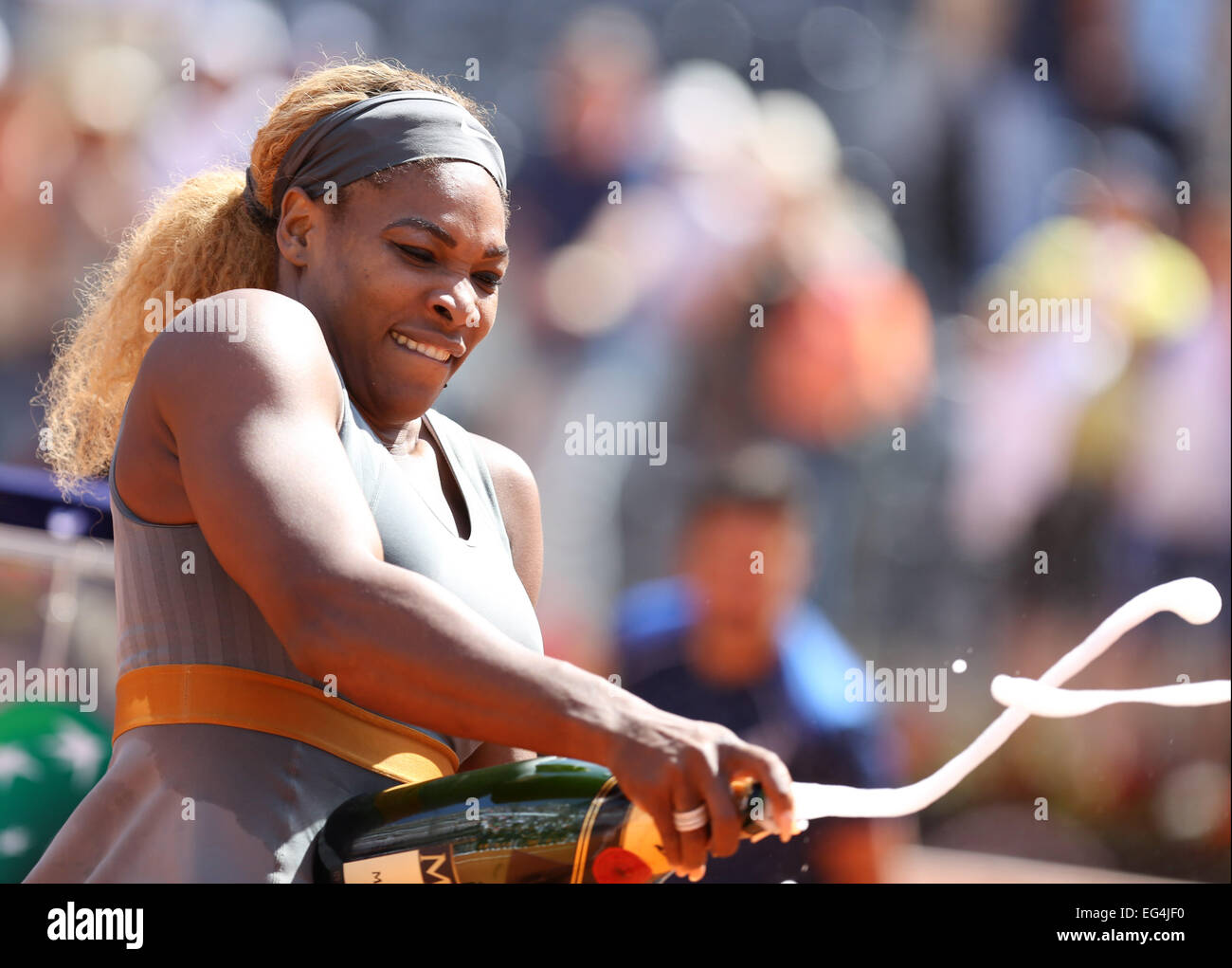 Italia, Roma : noi Serena Williams spruzza champagne come essa celebra dopo aver battuto Italiano Sara ERRANI nel WTA Roma's Tennis Foto Stock