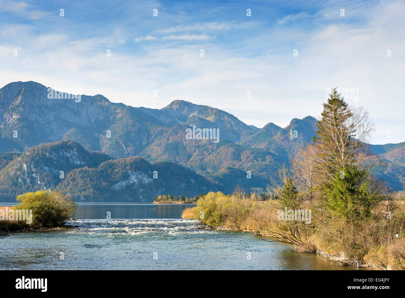 Immagine del fiume Loisach con alpi in Baviera, Germania in una giornata di sole in autunno Foto Stock