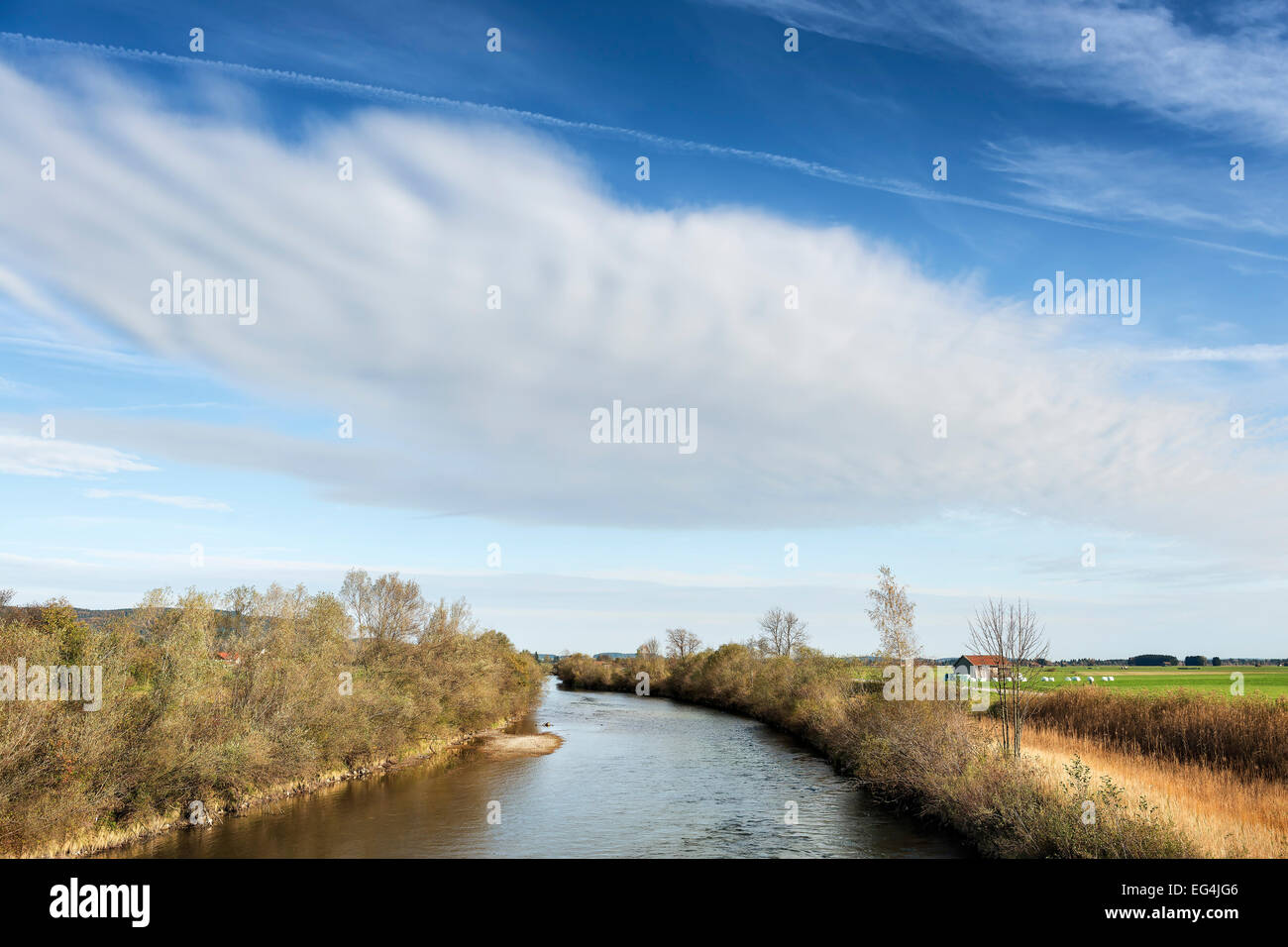 Immagine del fiume Loisach con nuvola bianca in Baviera, Germania in una giornata di sole in autunno Foto Stock