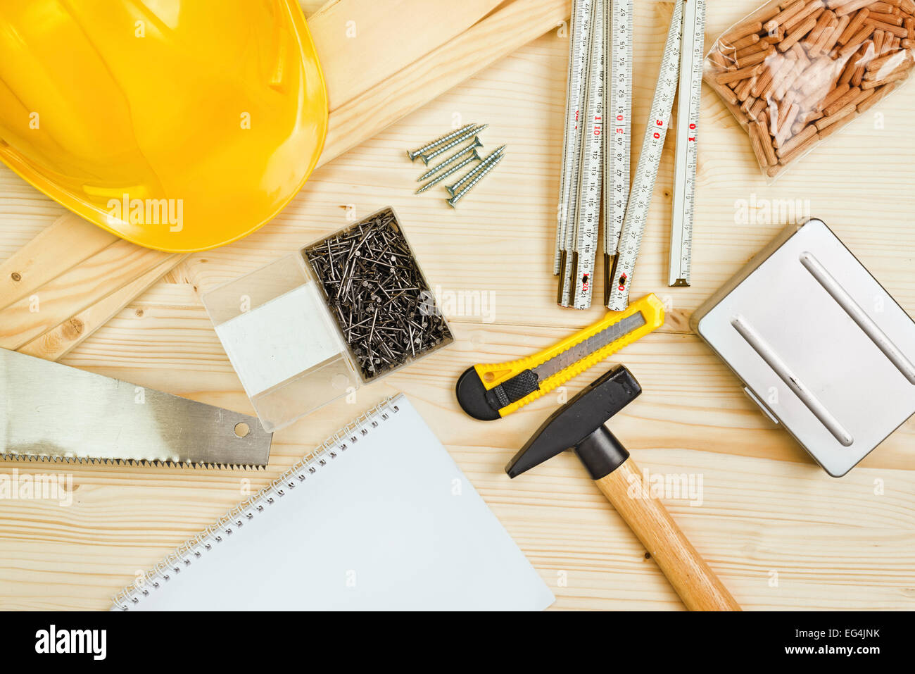Un assortimento di oggetti in legno e falegnameria o di strumenti di costruzione in legno di pino sfondo Texture. Foto Stock