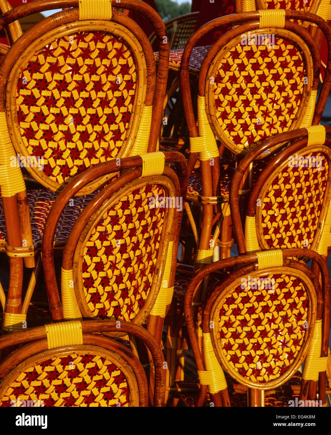 Sedia schienali in una caffetteria sul marciapiede vicino alla cattedrale di Notre Dame a Parigi, Francia Foto Stock