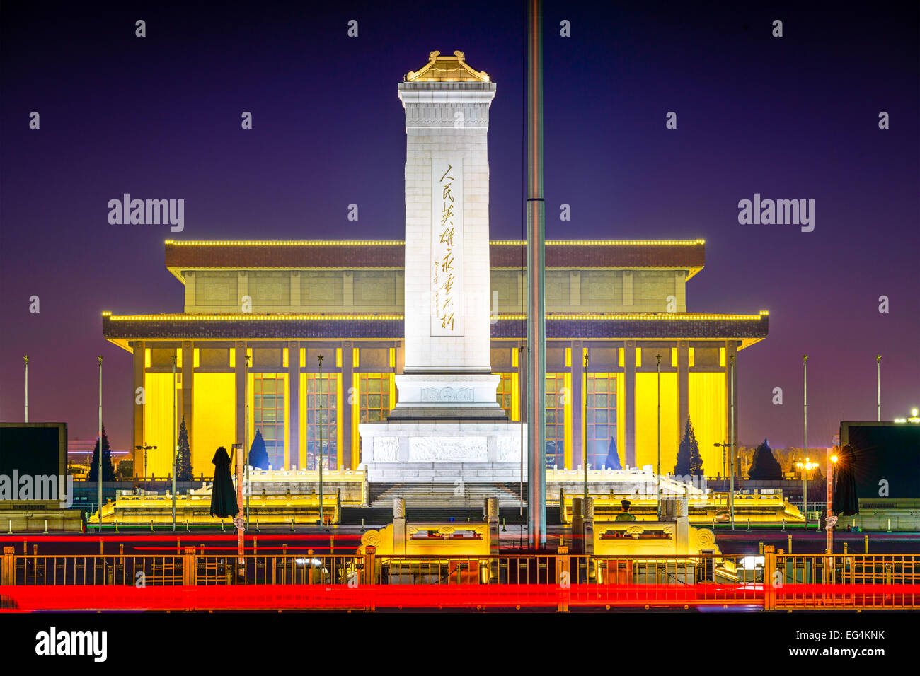 Pechino, Cina presso il monumento al popolo di eroi in piazza Tiananmen la notte. Foto Stock