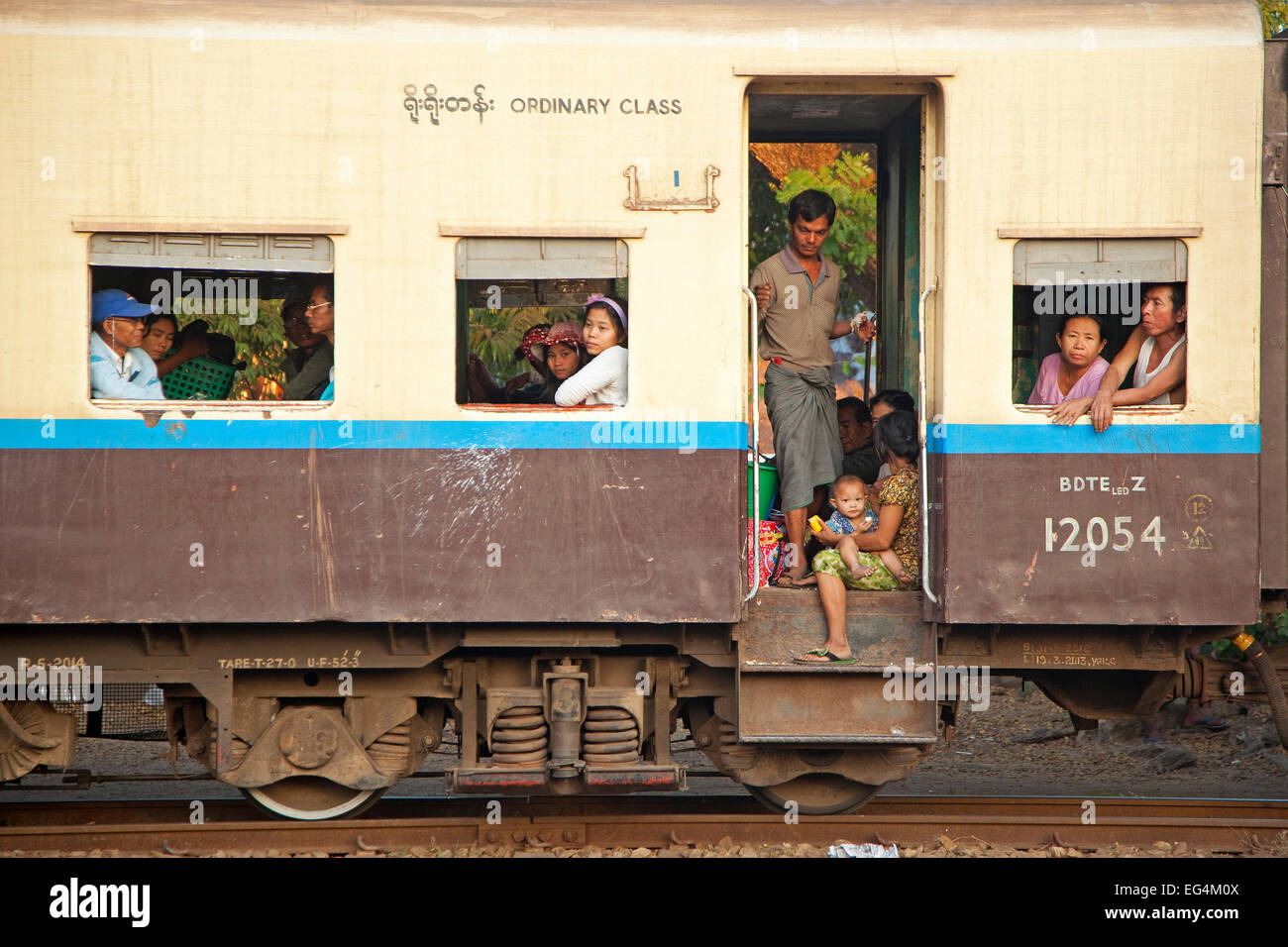 Passeggeri birmano in Classe Ordinaria trasporto passeggeri di un vecchio treno britannica in Myanmar / Birmania Foto Stock