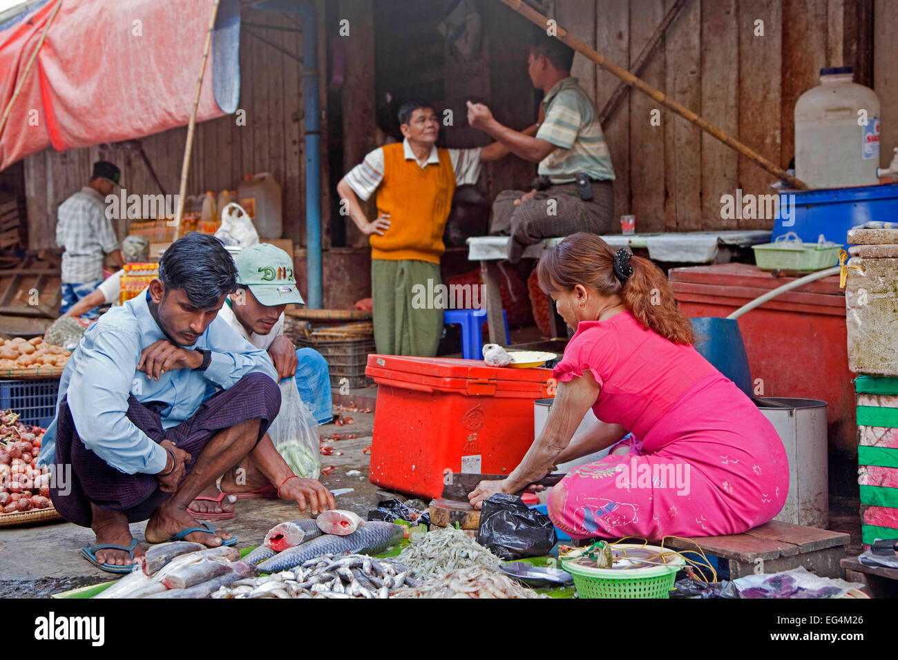 Donna birmano pulizia del pesce e frutti di mare di vendita al mercato alimentare di Yangon / Rangoon, ex capitale del Myanmar / Birmania Foto Stock