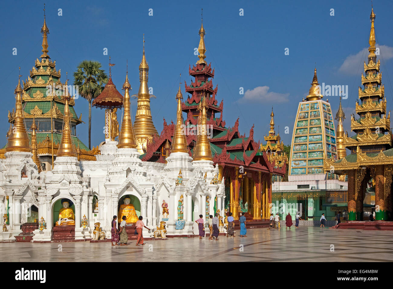 Di birmani i turisti che visitano la stupa dorato di Shwedagon Zedi Daw Pagoda di Yangon / Rangoon, Myanmar / Birmania Foto Stock