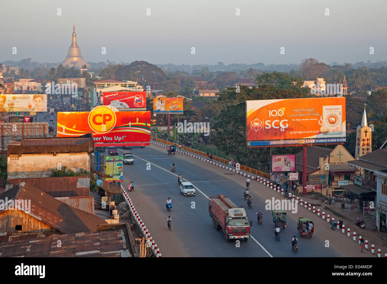 Il traffico in strada con i cartelloni in città Bago, precedentemente Pegu, Bago Regione, Myanmar / Birmania Foto Stock