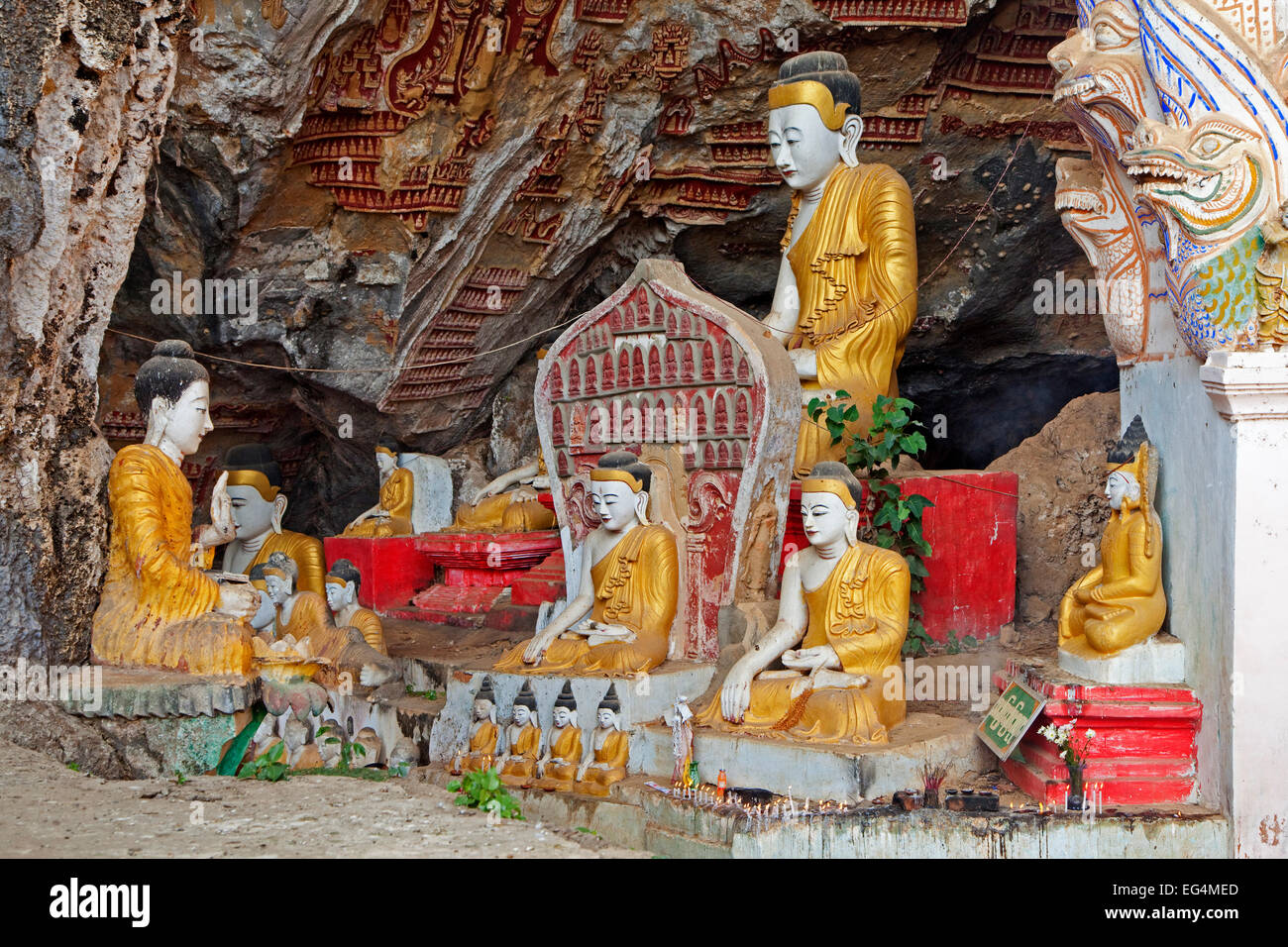 Statue di Buddha nella grotta Kawgun / Kaw Gunn grotta nei pressi di Hpa-an, Kayin Membro / Karen Stato, Myanmar / Birmania Foto Stock