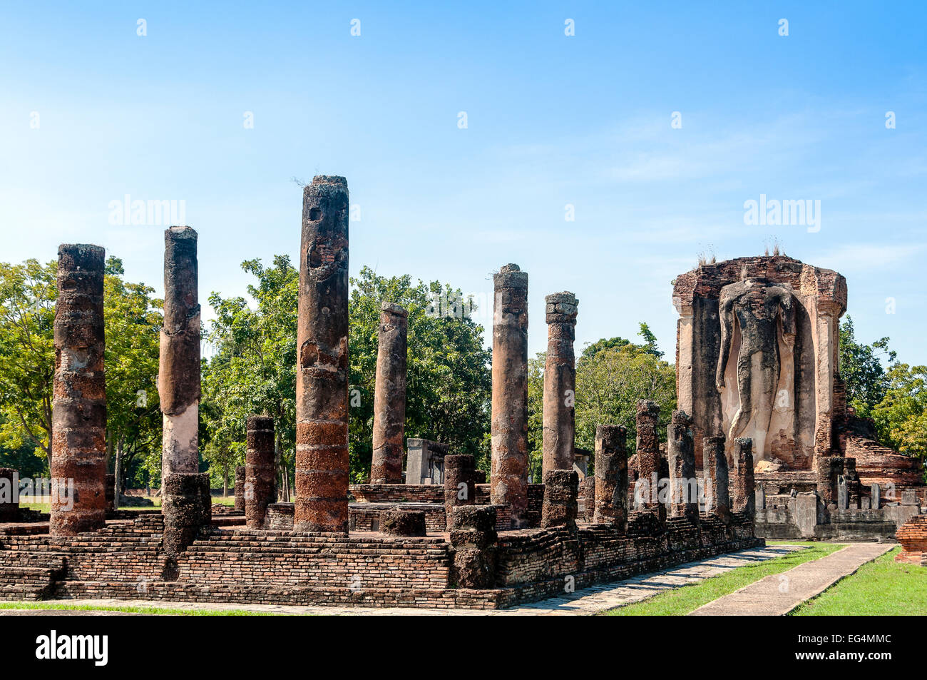 Asia. Thailandia, antica capitale del Siam. Sukhothai parco archeologico. Wat Traphang Ngoen. A piedi la statua di Buddha. Foto Stock