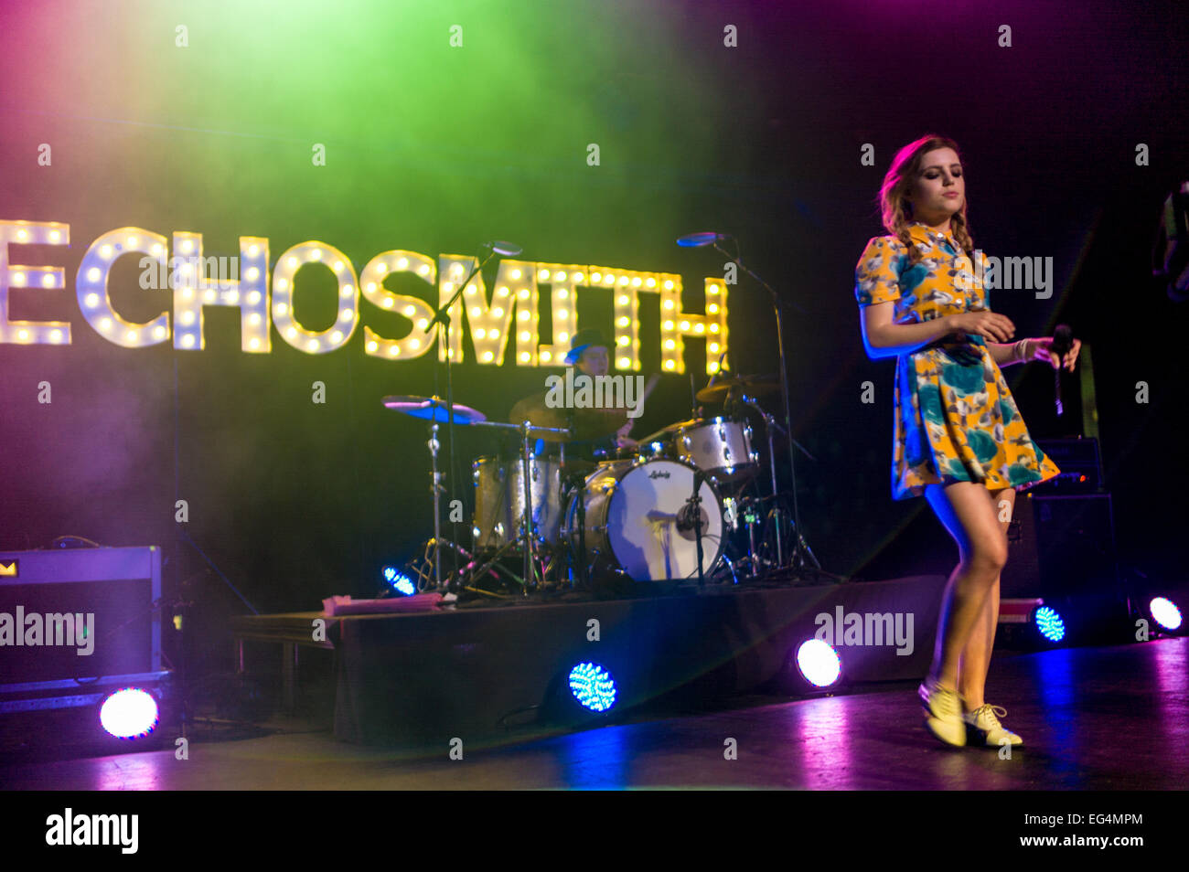 Austin, TX, Stati Uniti d'America. Febbraio 15 2015. Graham Sierota (sinistra) e Sydney Sierota (destra) di American indie pop band Echosmith. La band è composta da quattro fratelli dal lago di Toluca, CA, Stati Uniti d'America. Sydney Sierota (lead vocals), Jamie Sierota (lead guitar, backup viocals), Noè Sierota (bass guitar, cori, Graham Sierota (tamburi). Echosmith esegue un sold out show all'Emo's durante il loro tour 2015. Credito: J. Dennis Thomas/Alamy Live News Foto Stock