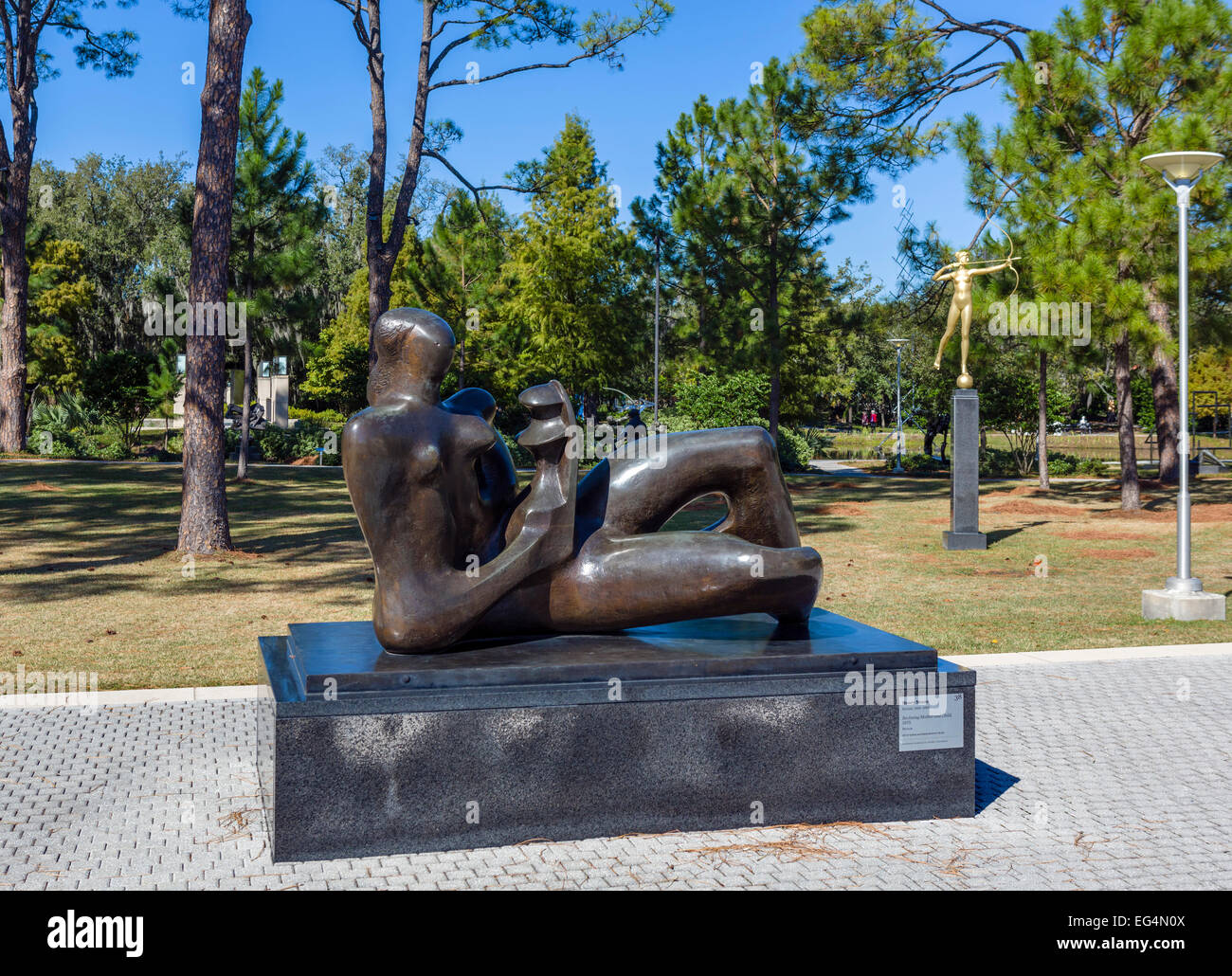 Henry Moore reclinabili "madre e bambino, 1975' nel giardino di sculture, New Orleans Museum of Art di New Orleans, Lousiana, STATI UNITI D'AMERICA Foto Stock