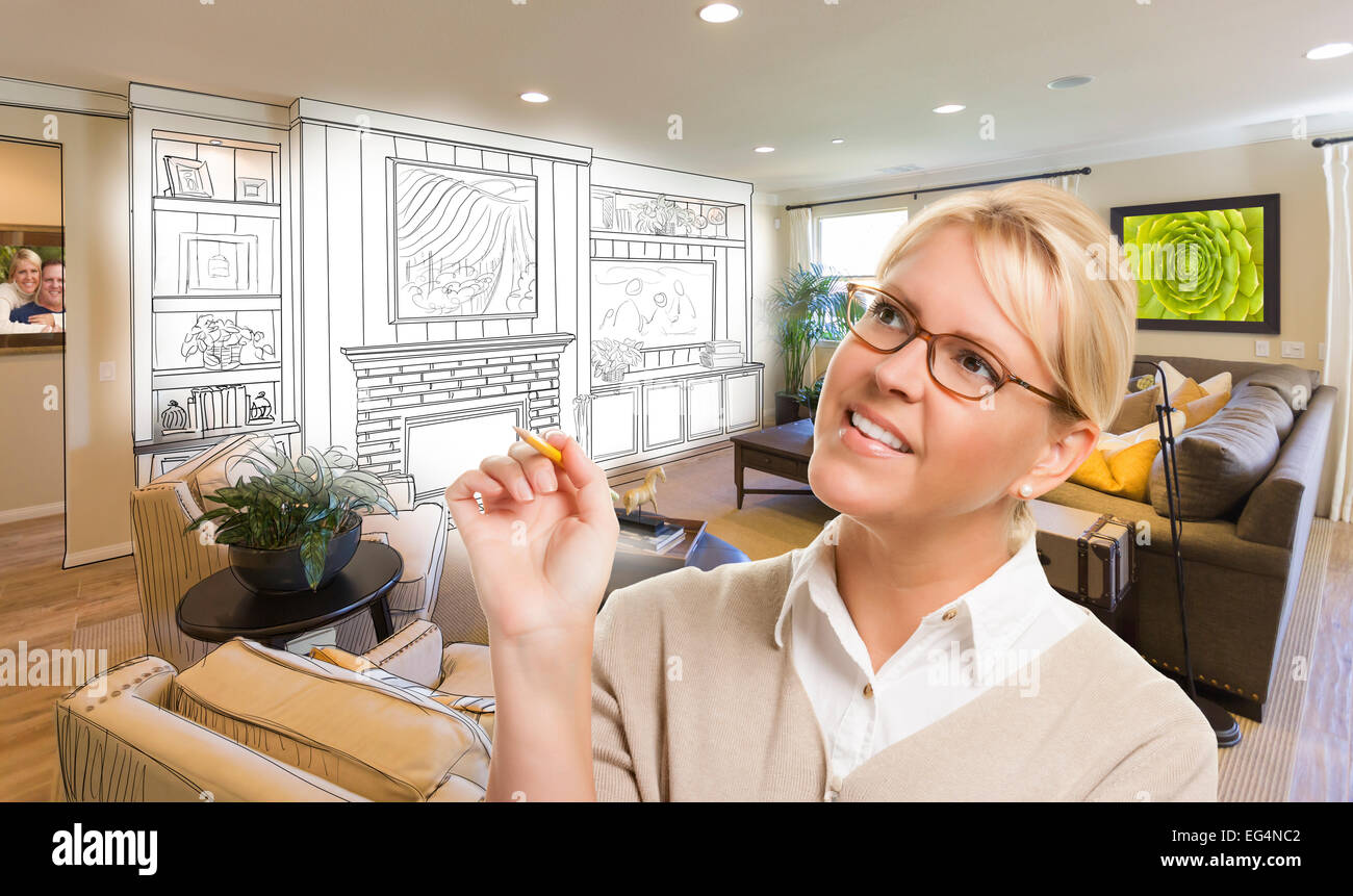Donna creativa con la matita su Custom Soggiorno e disegno di progetto. Foto Stock