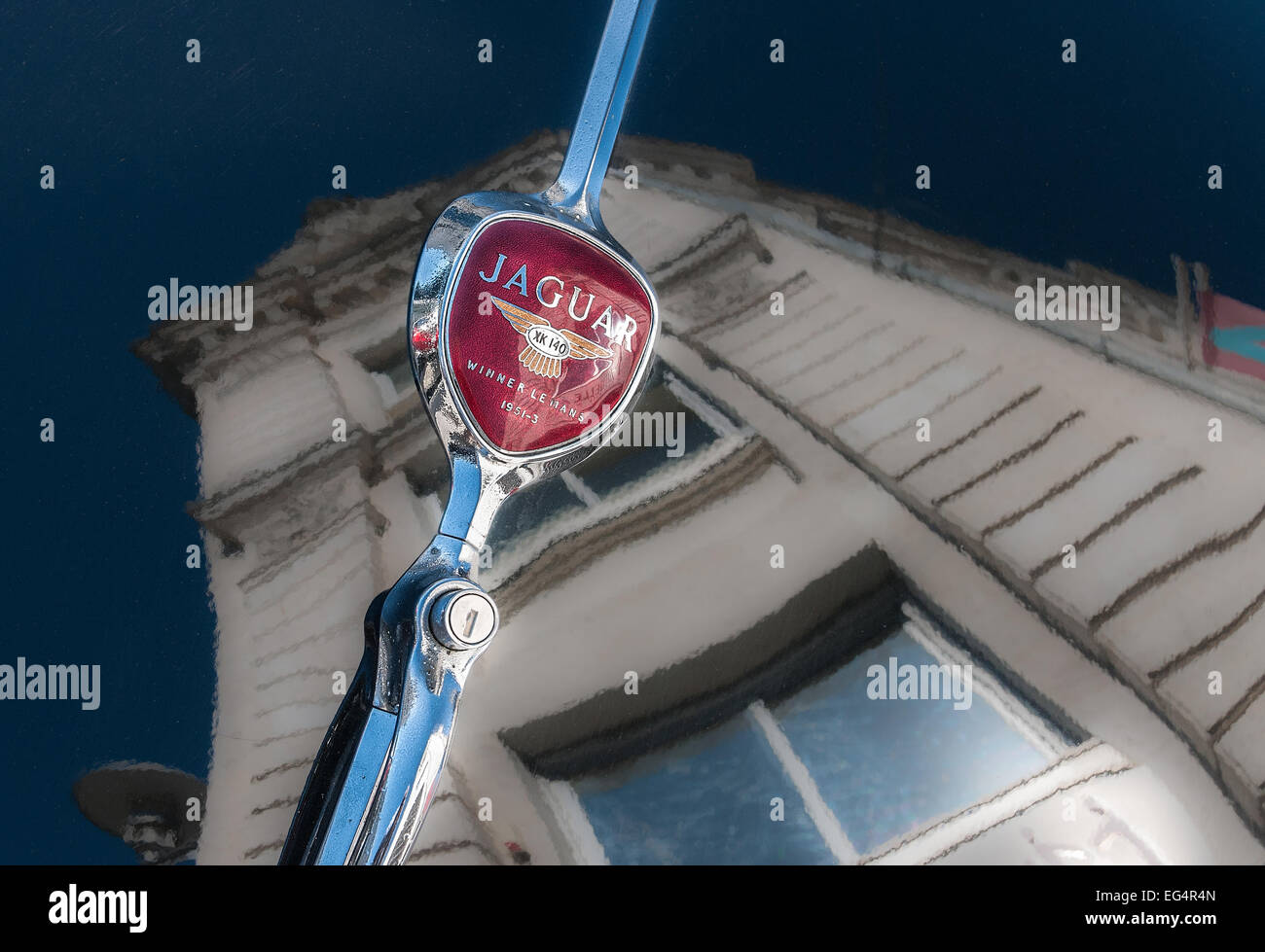 Jaguar XK140 dello sportello del bagagliaio con badge riflessa edificio francese Foto Stock