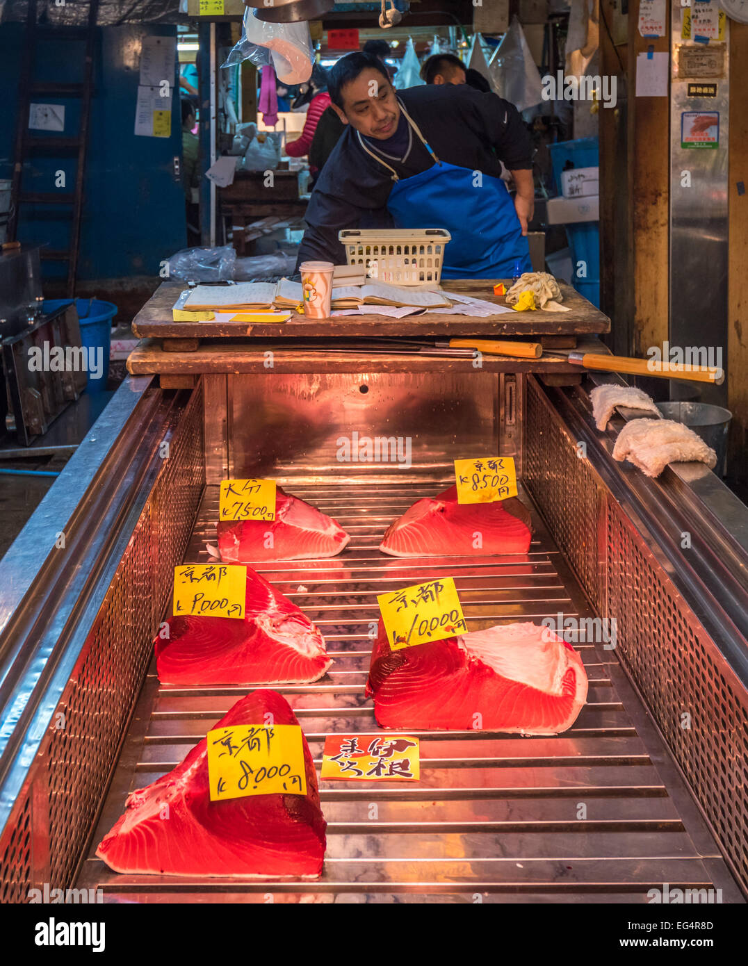 TOKYO, Giappone - Dicembre, 01, 2014: Tonno venditori a Tsukiji, il più grande pesce e frutti di mare mercato nel mondo. Foto Stock