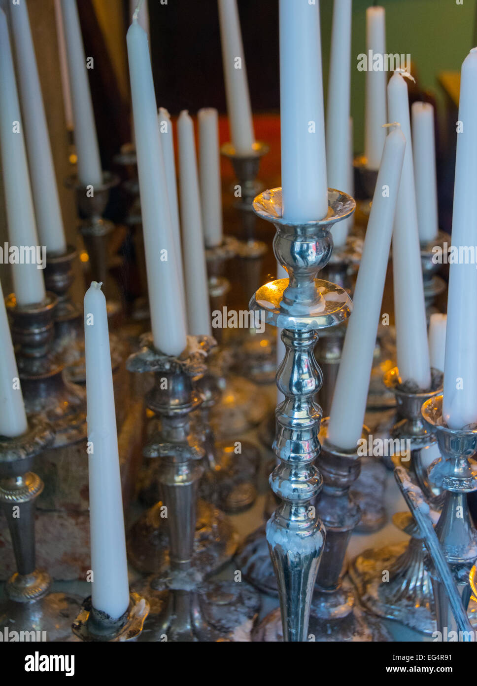 Candele bianche e argento portacandele Foto Stock