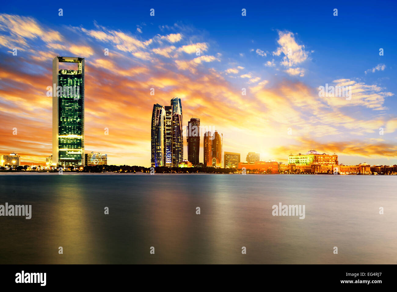 Panorama di Abu Dhabi di notte, capitale degli Emirati Arabi Uniti Foto Stock