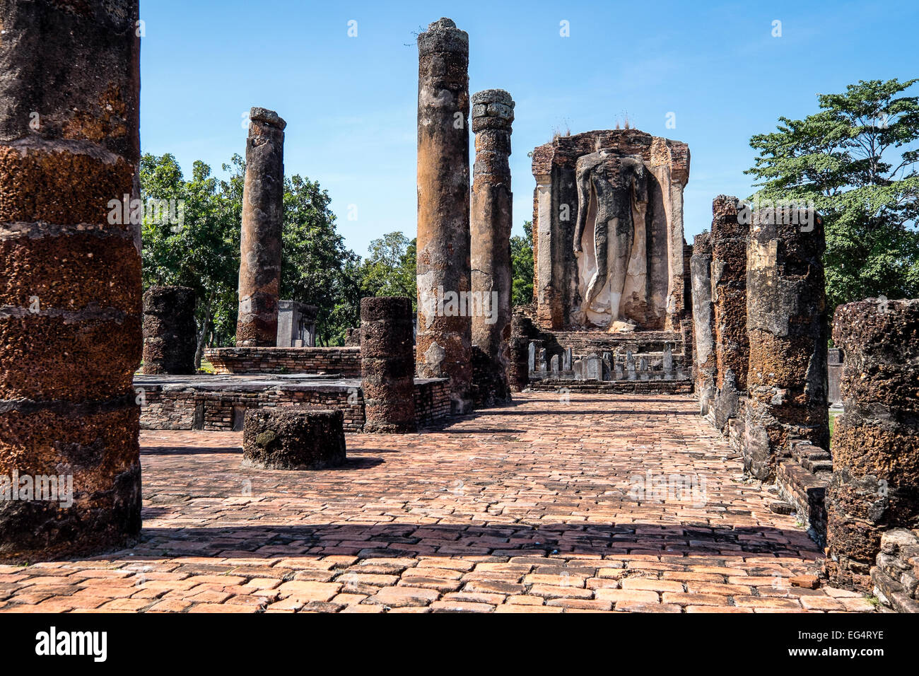 Asia. Thailandia, antica capitale del Siam. Sukhothai parco archeologico. Wat Traphang Ngoen. A piedi la statua di Buddha. Foto Stock
