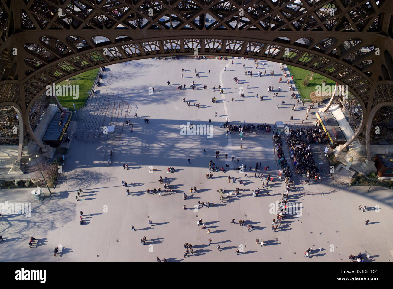 Guardando verso il basso dal primo piano della Torre Eiffel Foto Stock