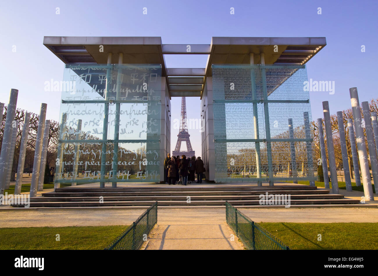 Mur de la Paix, Peace Memorial e la torre Eiffel di Parigi. Foto Stock