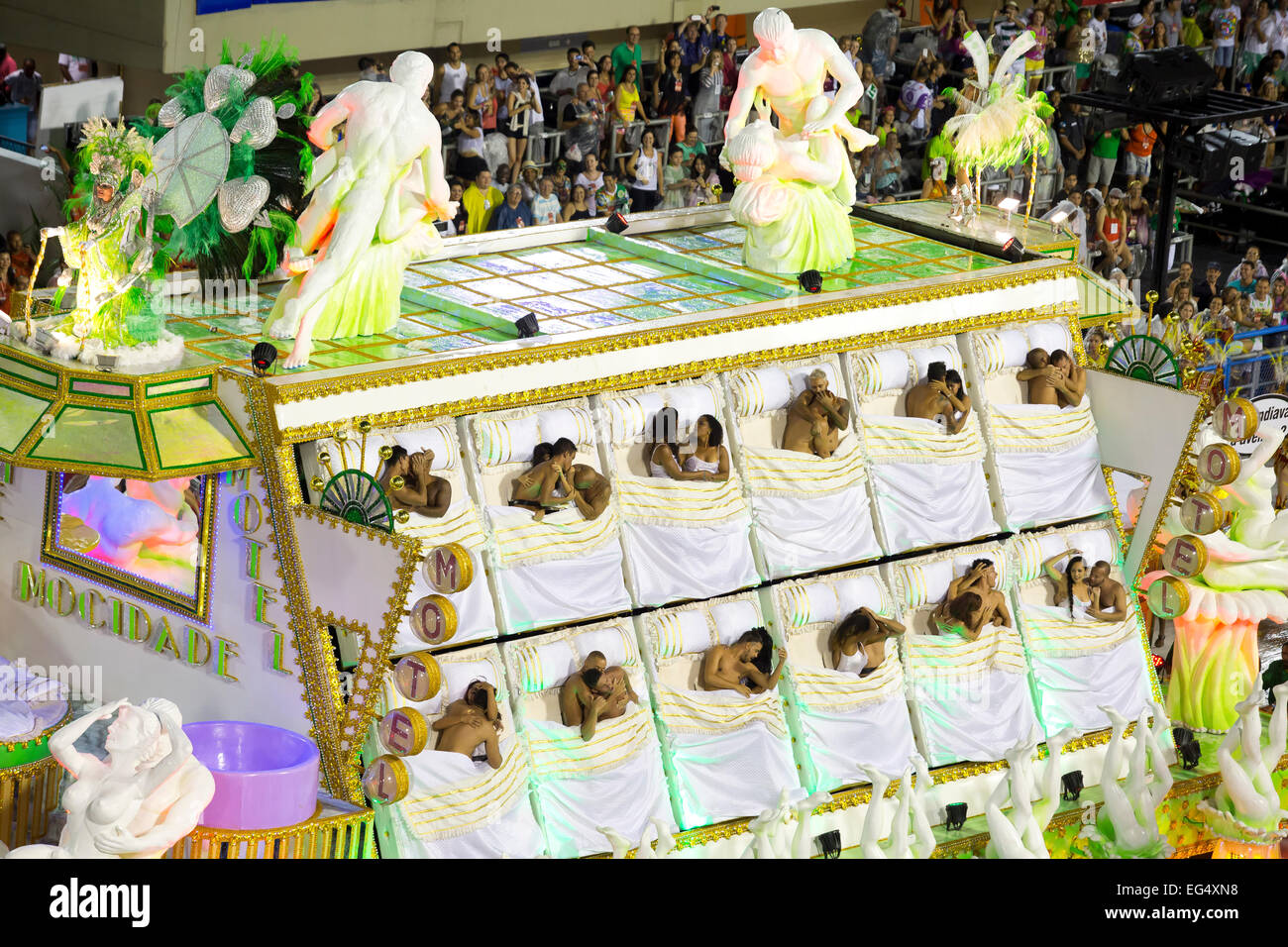 Rio de Janeiro, Brasile. 16 Febbraio 2015.Scuola di Samba 'Mocidade Independente de Padre Miguel' inizia il suo show nel sambodromo, Rio de Janeiro Credito: Fernando Quevedo de Oliveira/Alamy Live News Foto Stock