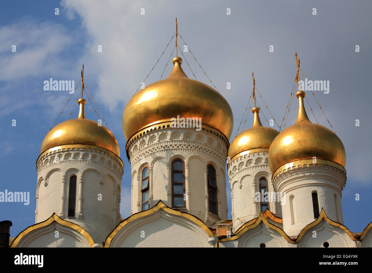 Le cupole dorate della Cattedrale dell'Annunciazione al Cremlino di Mosca Mosca, Russia Foto Stock