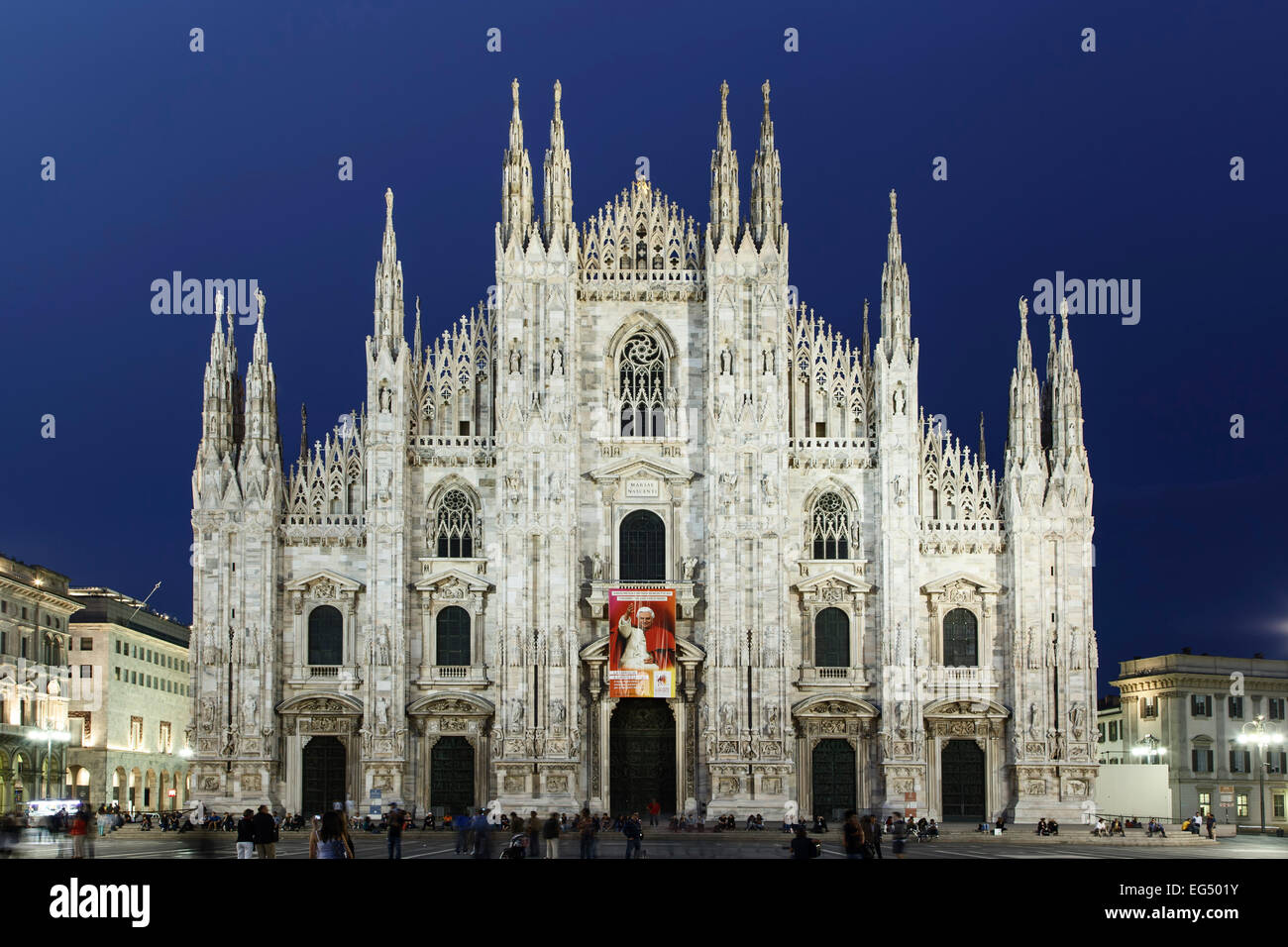 Duomo di Milano e la gente sulla piazza del Duomo di Milano, Italia Foto Stock