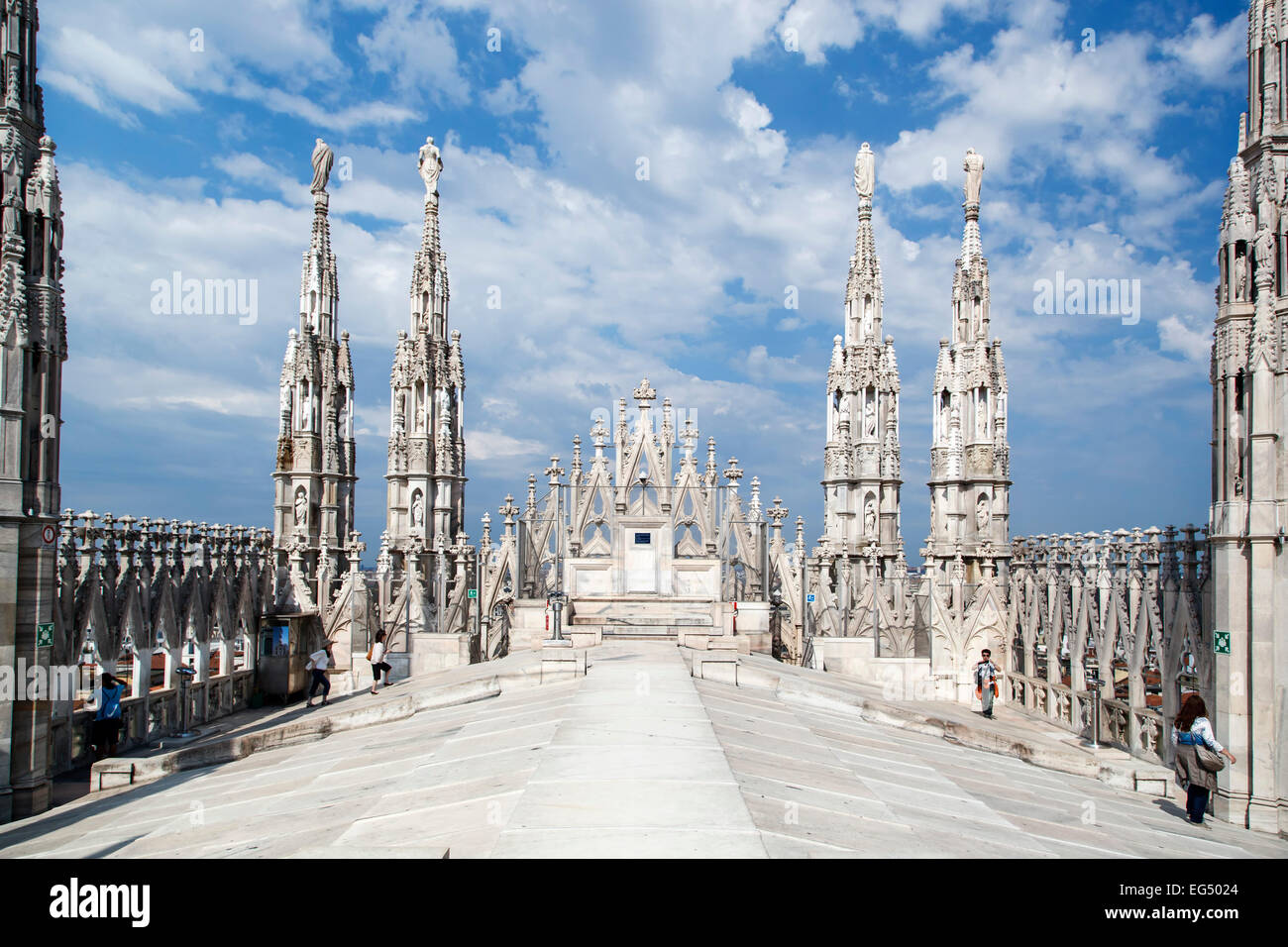 Guglie e persone sul tetto, Duomo di Milano, Milano, Italia Foto Stock